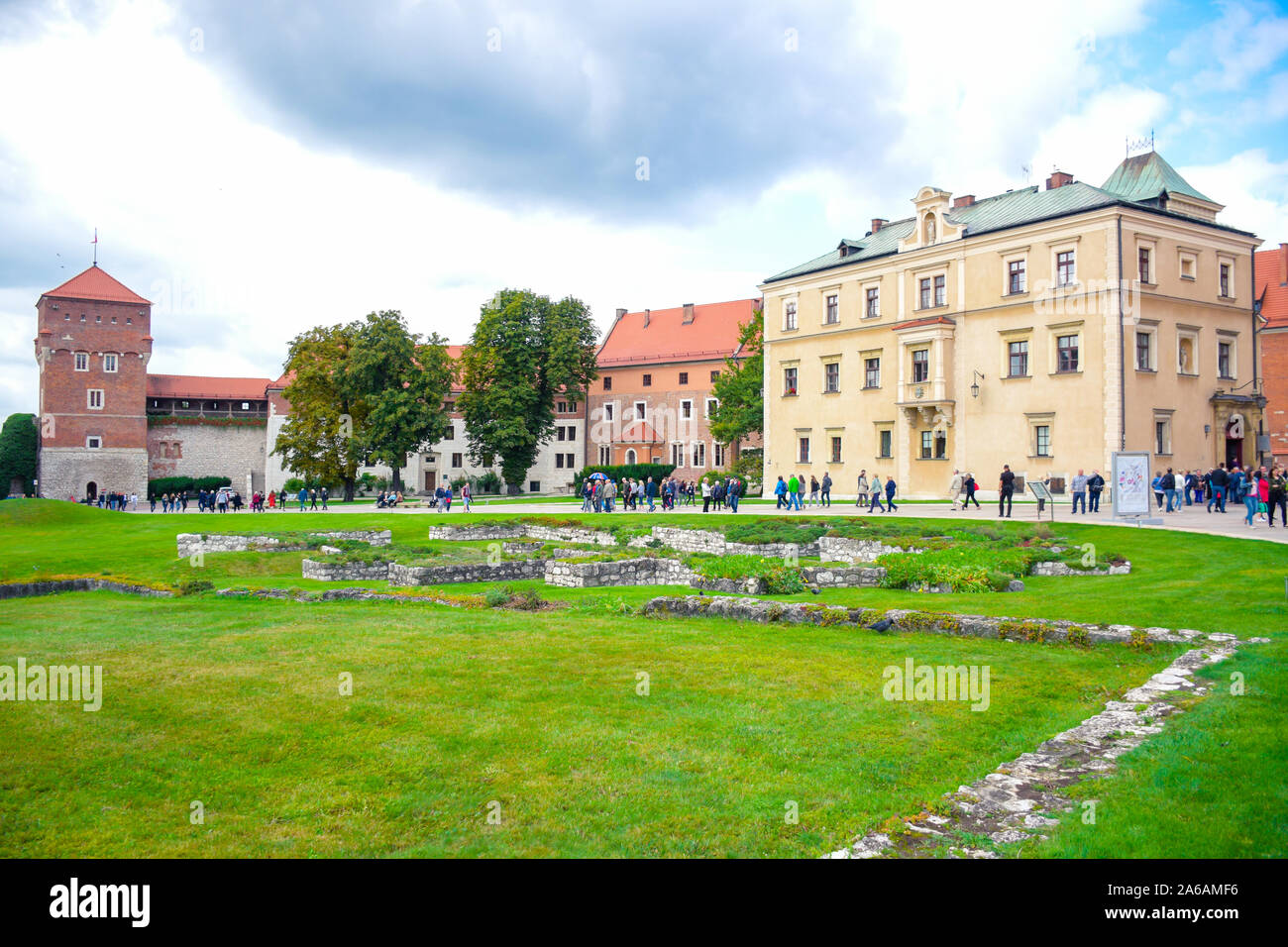 Les touristes visitant le Château Royal de Wawel, la résidence Château royal situé dans le centre de Cracovie, Pologne Banque D'Images