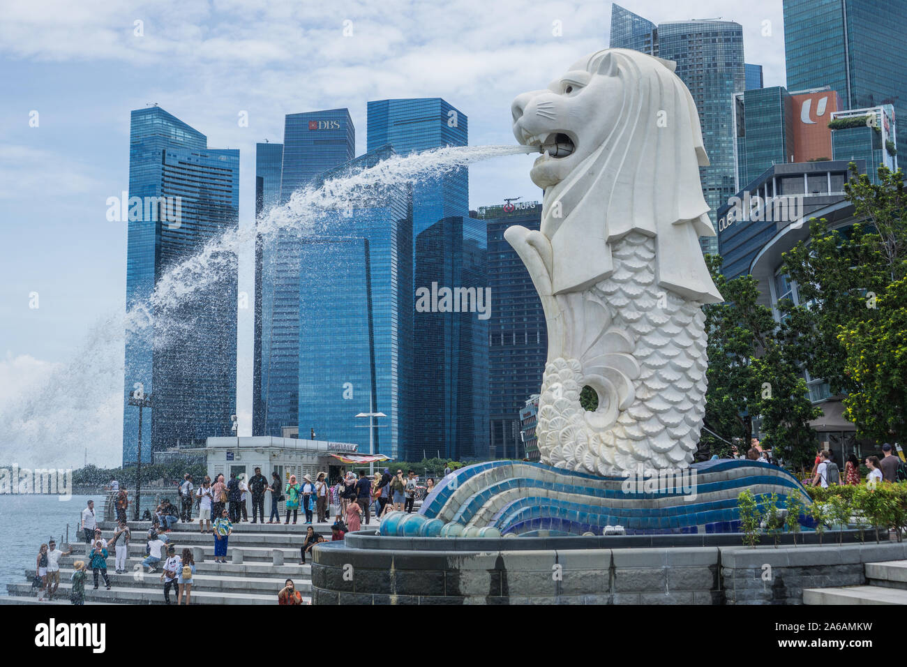 La statue du Merlion dans une belle journée autour de la Marina Bay à Singapour , cette place emblématique soufflera votre esprit avec ses célèbres bâtiments. Banque D'Images