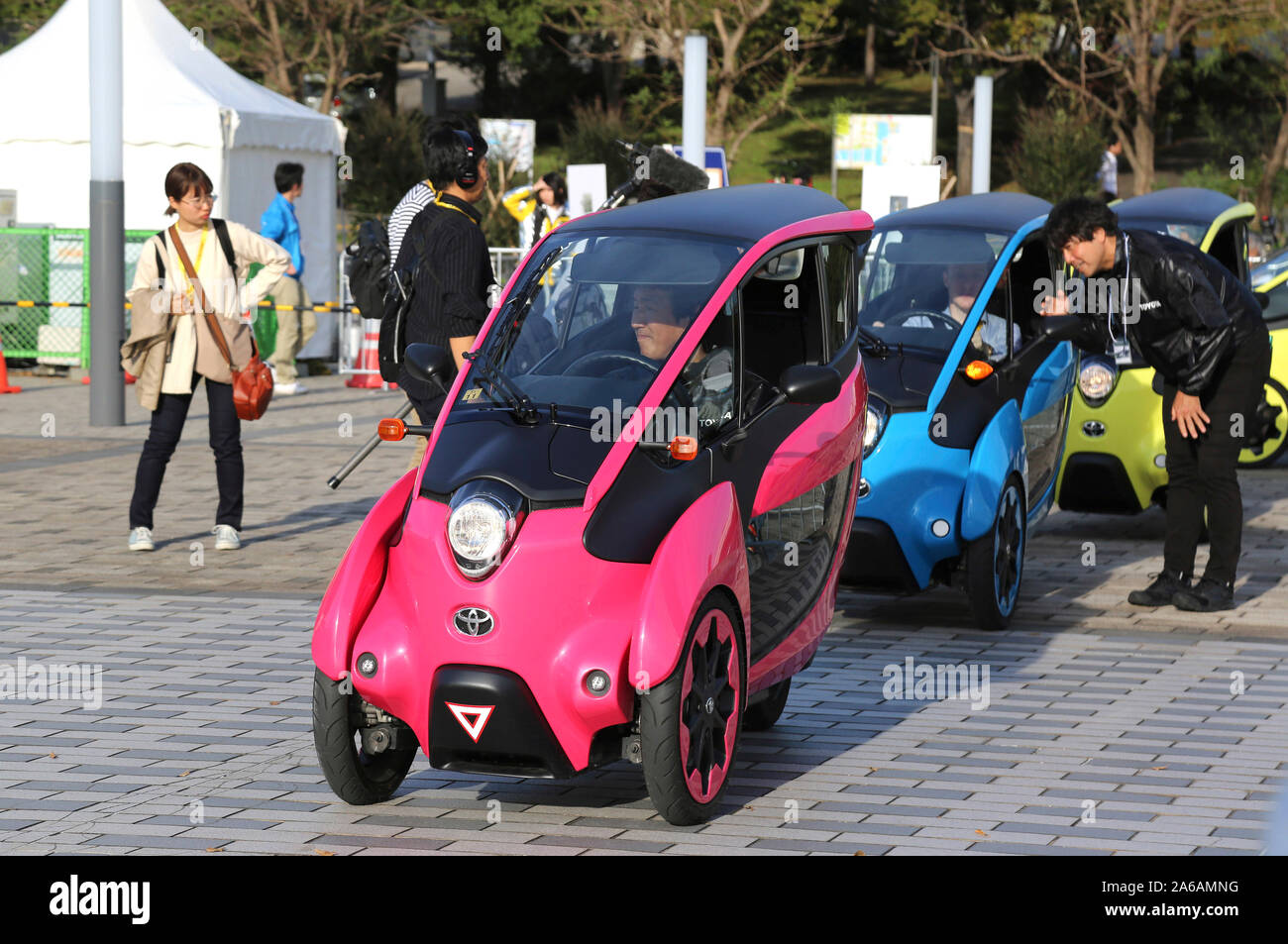 Tokyo, Japon. 23 Oct, 2019. Toyota i-ROAD véhicule électrique ultra-compact à la presse Journée de la 46e Tokyo Motor Show 2019 la foire au Tokyo Big Sight. Tokyo, 23.10.2019 | Conditions de crédit dans le monde entier : dpa/Alamy Live News Banque D'Images