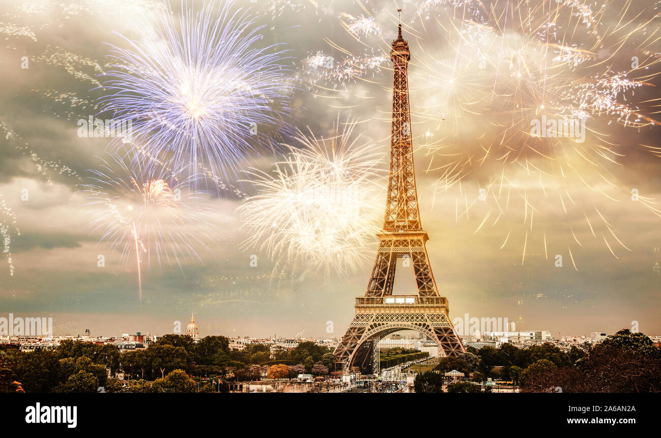 D'artifice au-dessus de la tour Eiffel nouvelle destination de l'année Banque D'Images
