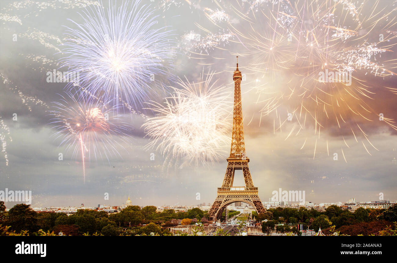 D'artifice au-dessus de la tour Eiffel nouvelle destination de l'année Banque D'Images