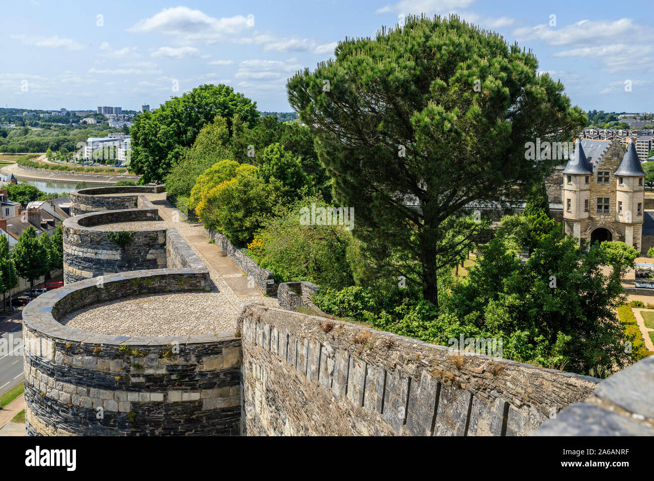 France, Maine et Loire, Angers, Château d'Angers, Angers château, remparts, chemin de ronde et les jardins // France, Maine- Banque D'Images