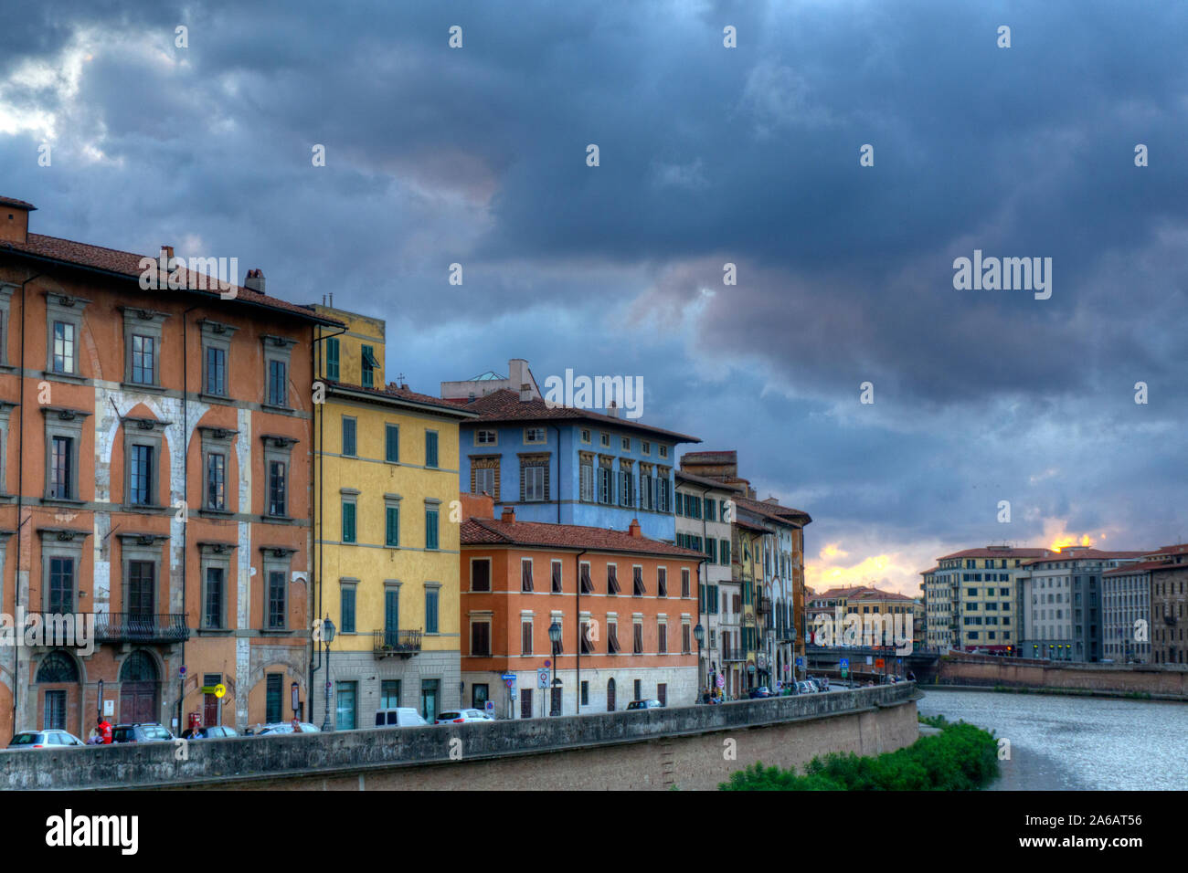 Arno banque et lavé couleur architecture avec de gros nuages italie Banque D'Images