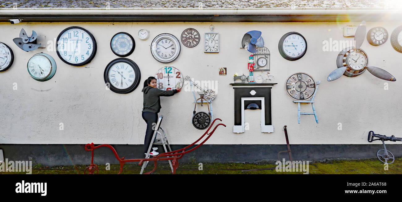 Phunman ciel Sangari change l'heure sur les horloges à son domicile à tuer, Co Kildare, avant d'horloges pour revenir une heure. Le mur de sa maison est couverte d'horloges du monde entier qui ont été recueillis à la mémoire de son grand-père qui était un horloger. Banque D'Images