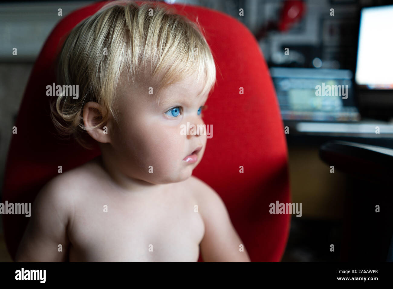 Garcon Enfant Bebe Fille Yeux Brillants Banque D Image Et Photos Alamy