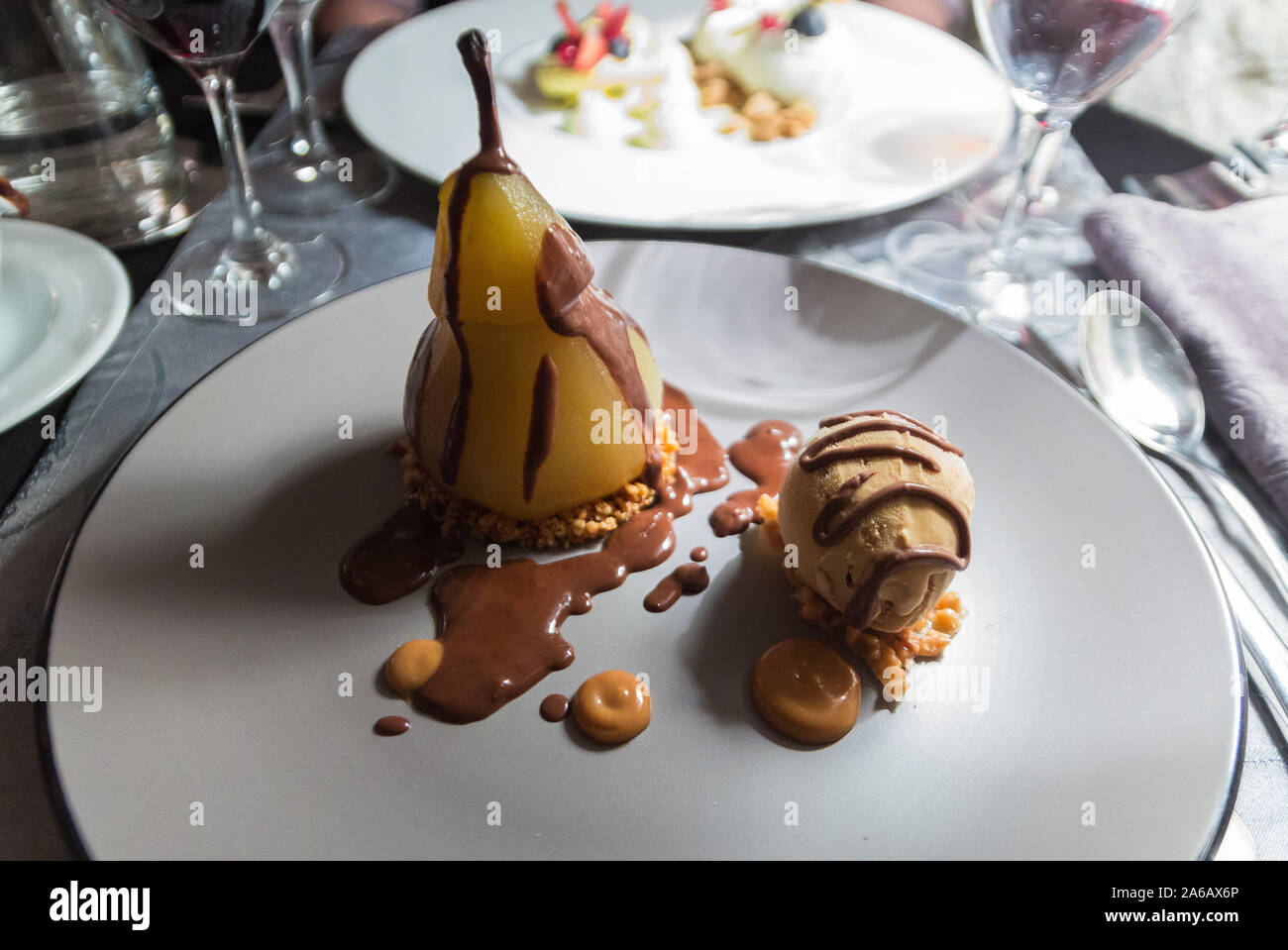 Délicieux dessert à partir d'un restaurant gastronomique à Paris (France). Poire, crème glacée au caramel avec un coulis de chocolat. French food Banque D'Images