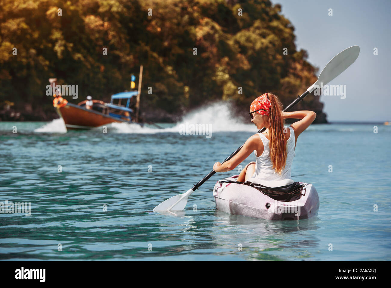 La baie de la mer, bateau thaï et de la jeune fille marche sur kayak Banque D'Images