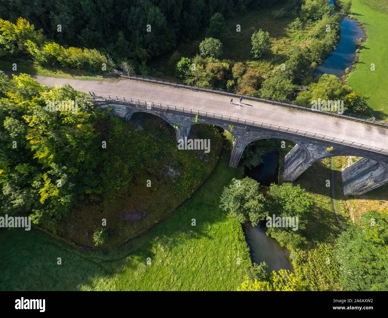 Les cyclistes et les marcheurs, randonneurs à Bakewell, vue aérienne d'une pierre tombale viaduc, pont de chemin de fer dans le parc national de Peak District en Angleterre, Bakewell, UK Banque D'Images
