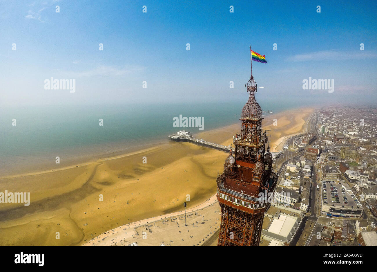 Des images aériennes, drone, de la célèbre Tour de Blackpool et plage du ciel sur une belle journée d'été Banque D'Images