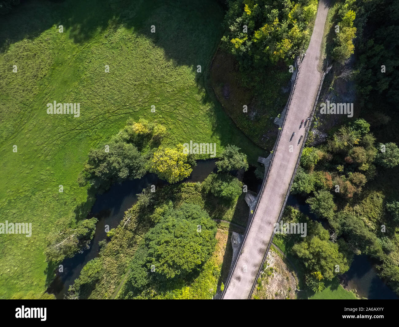 Les cyclistes et les marcheurs, randonneurs à Bakewell, vue aérienne d'une pierre tombale viaduc, pont de chemin de fer dans le parc national de Peak District en Angleterre, Bakewell, UK Banque D'Images