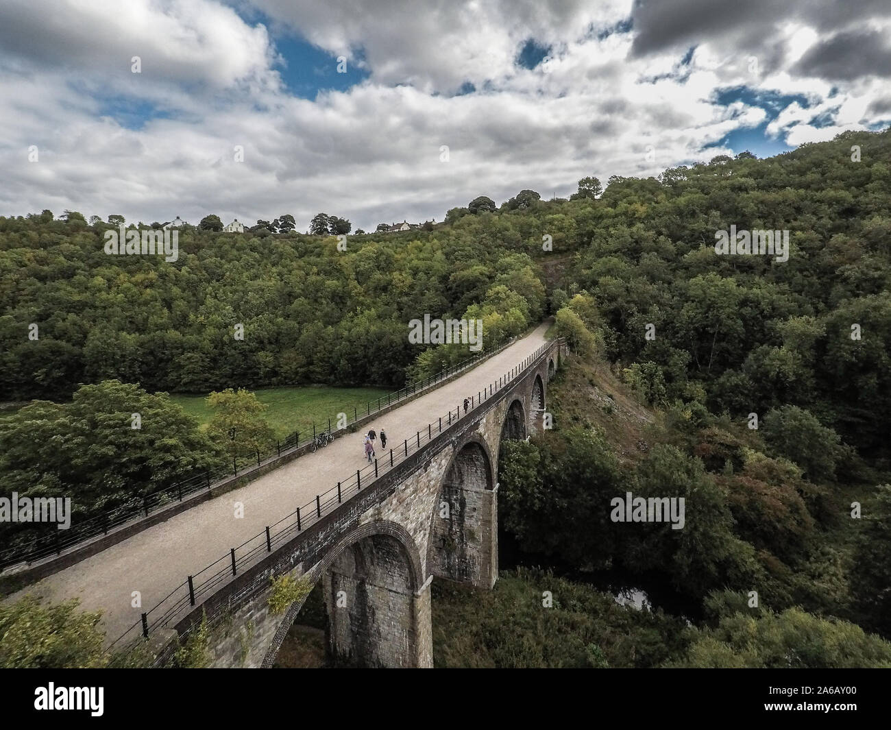 Les cyclistes et les marcheurs, randonneurs à Bakewell, vue aérienne d'une pierre tombale viaduc, pont de chemin de fer dans le parc national de Peak District en Angleterre, Bakewell, UK Banque D'Images