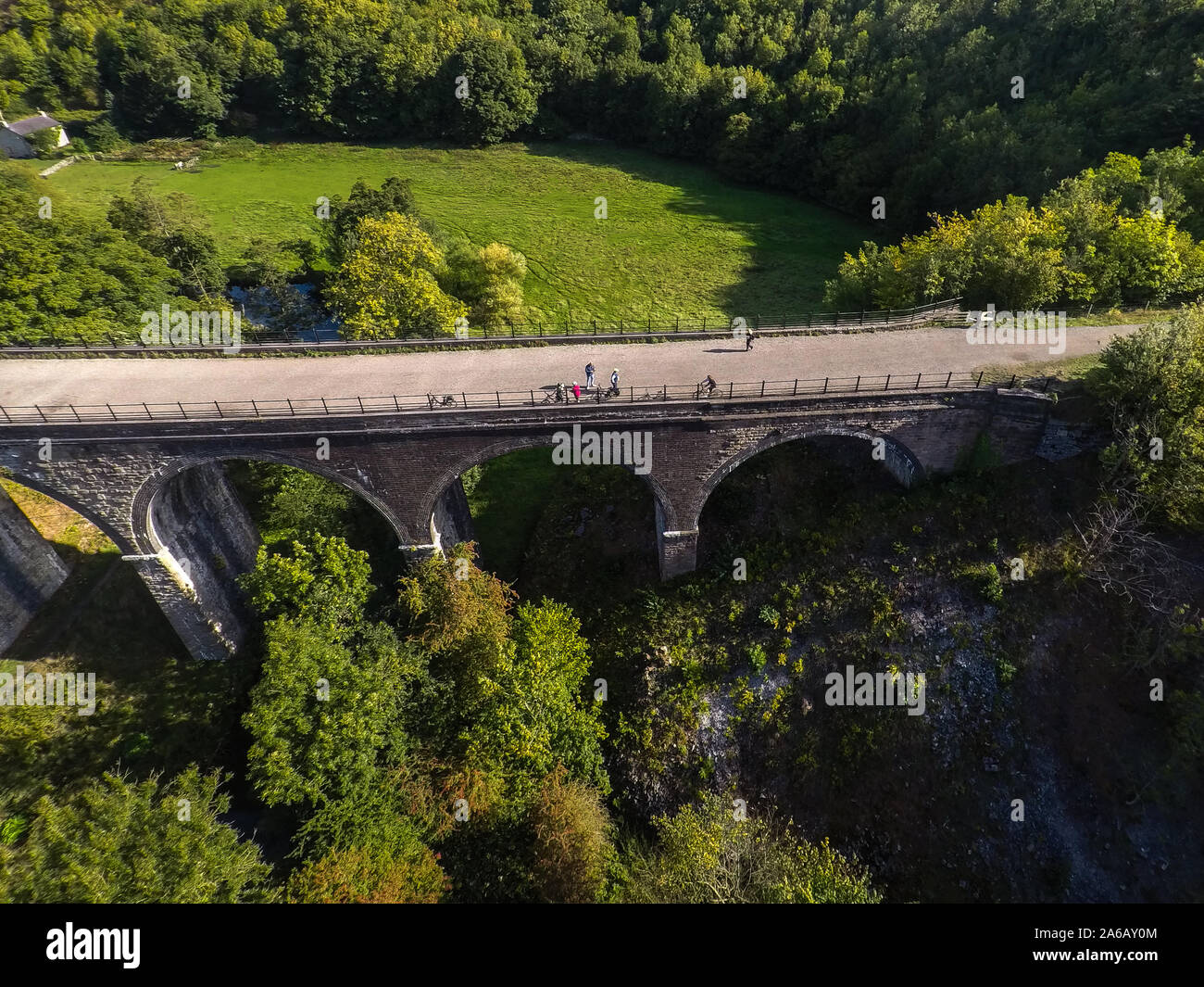 Les cyclistes et les marcheurs, randonneurs à Bakewell, vue aérienne d'une pierre tombale viaduc, pont de chemin de fer dans le parc national de Peak District en Angleterre, Bakewell, UK Banque D'Images