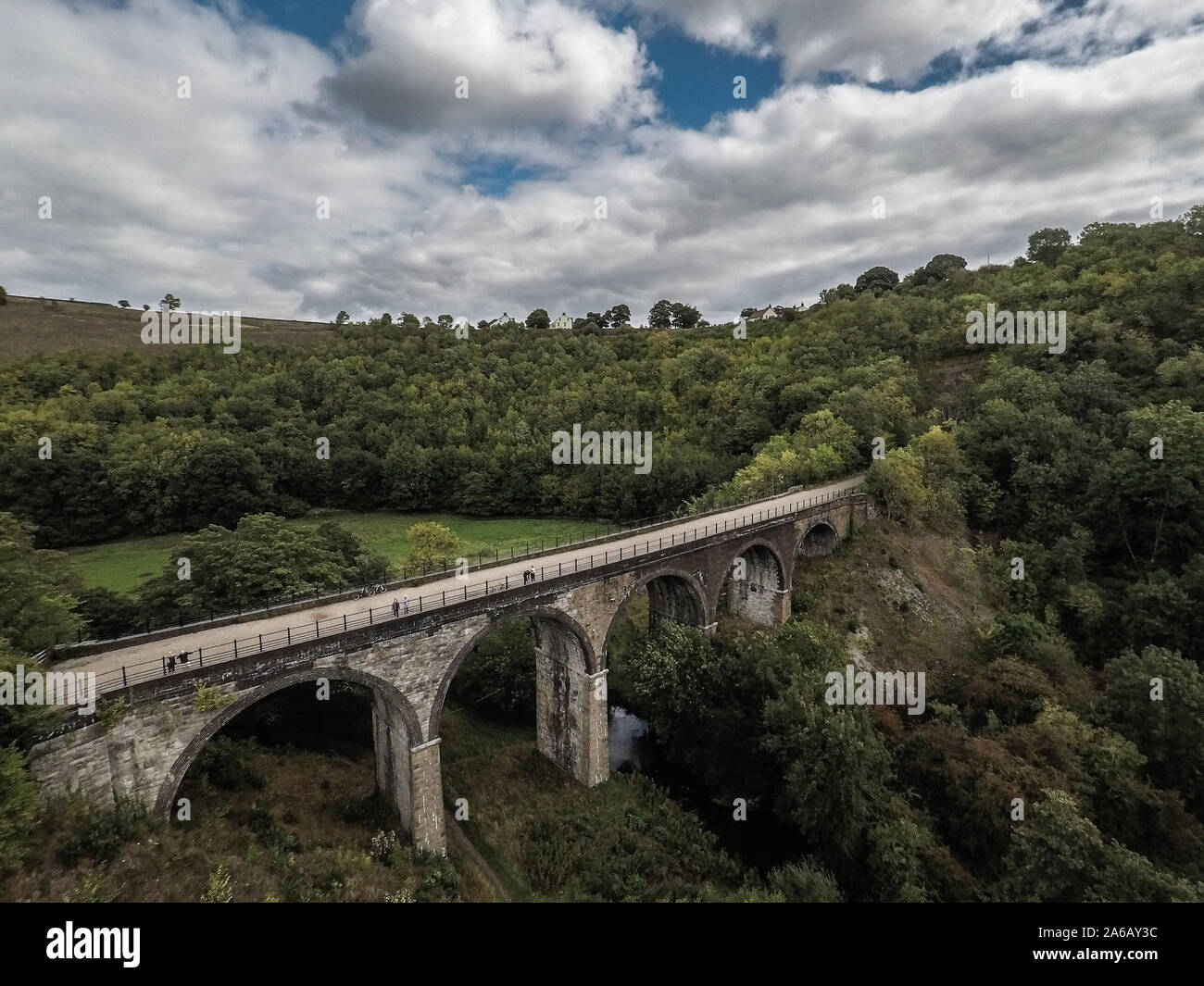 Les cyclistes et les marcheurs, randonneurs à Bakewell, vue aérienne d'une pierre tombale viaduc, pont de chemin de fer dans le parc national de Peak District en Angleterre, Bakewell, UK Banque D'Images