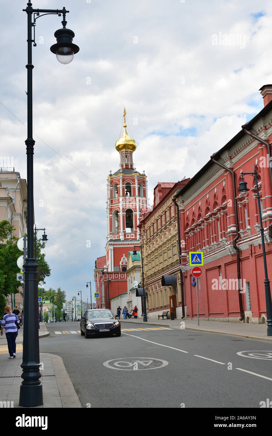 Moscou, Russie - 25 oct. 2019. Gate Église de l'Intercession de la Sainte Vierge sur la rue Petrovka Banque D'Images
