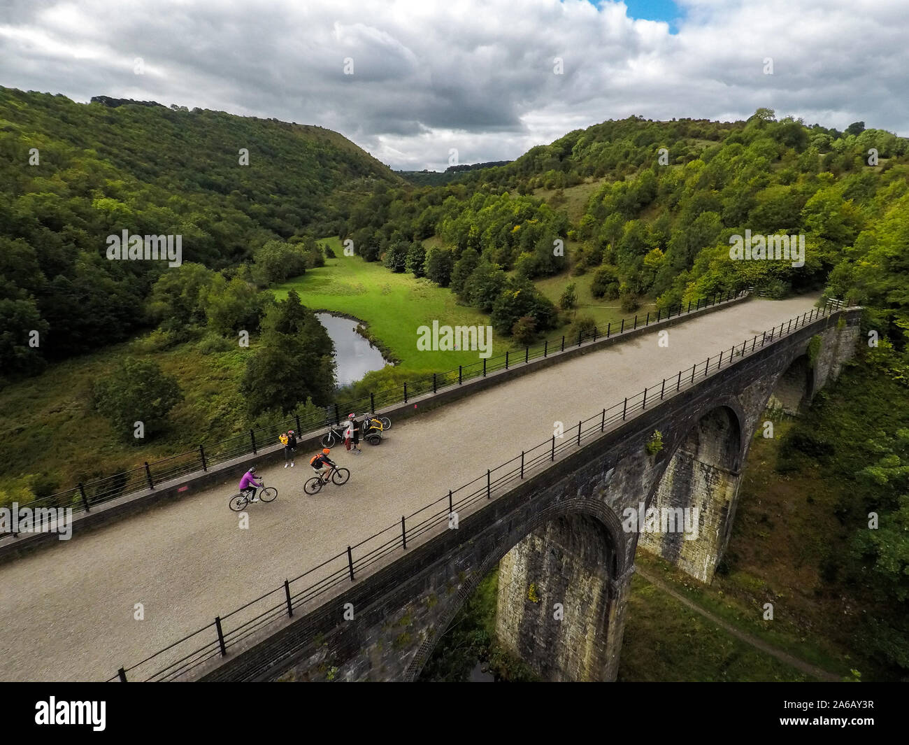 Les cyclistes et les marcheurs, randonneurs à Bakewell, vue aérienne de personnes équitation, randonnée à vélo sur un pont, viaduc, dans le parc national de Peak District en Angleterre Banque D'Images