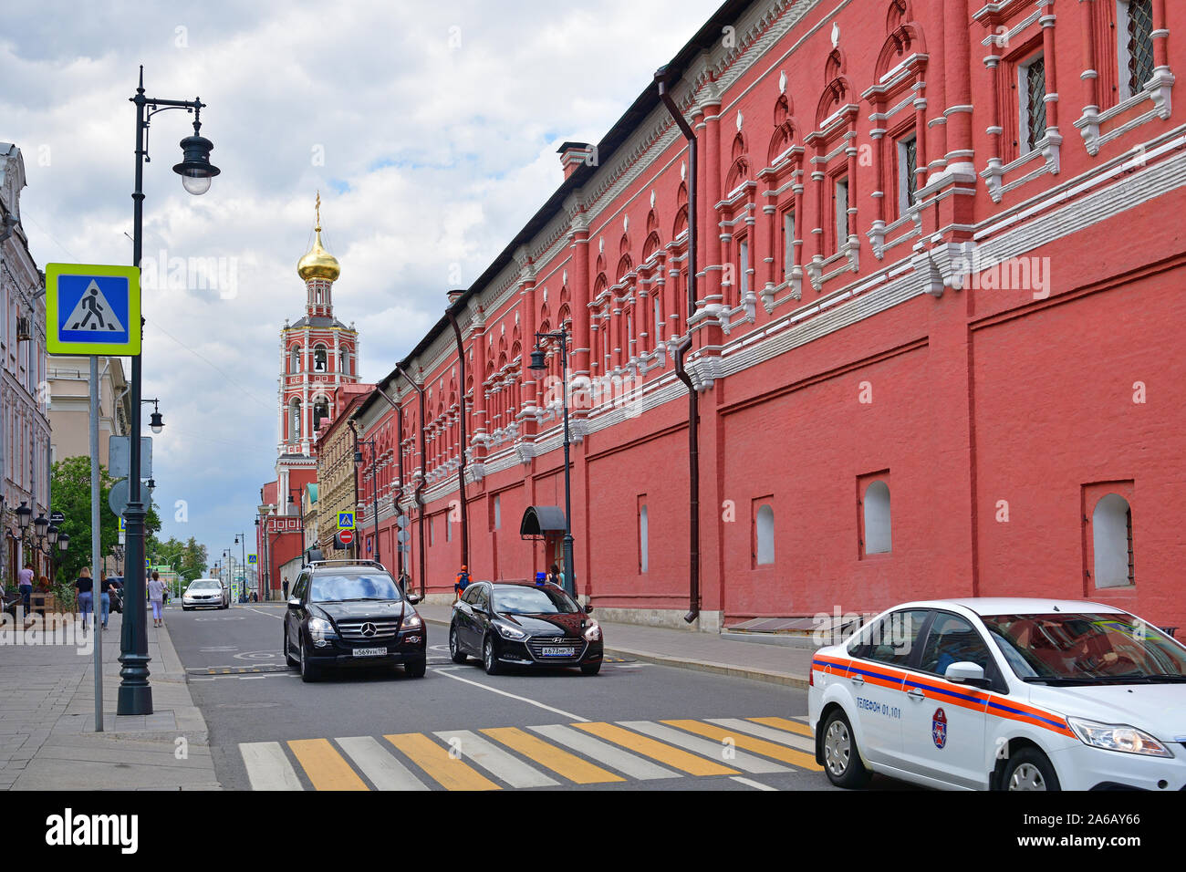 Moscou, Russie - 25 oct. 2019. Gate Église de l'Intercession de la Sainte Vierge sur la rue Petrovka Banque D'Images