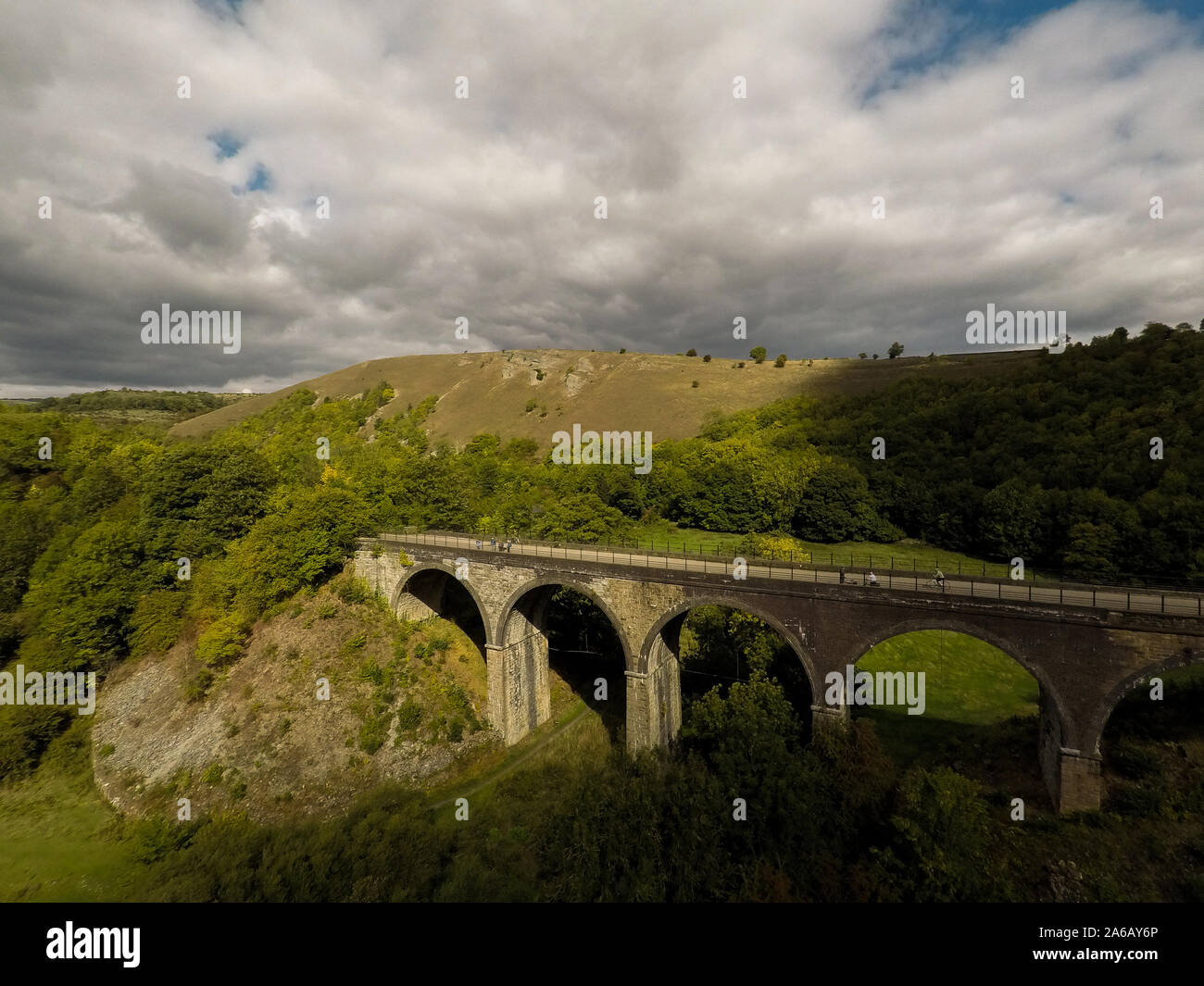 Les cyclistes et les marcheurs, randonneurs à Bakewell, vue aérienne d'une pierre tombale viaduc, pont de chemin de fer dans le parc national de Peak District en Angleterre, Bakewell, UK Banque D'Images