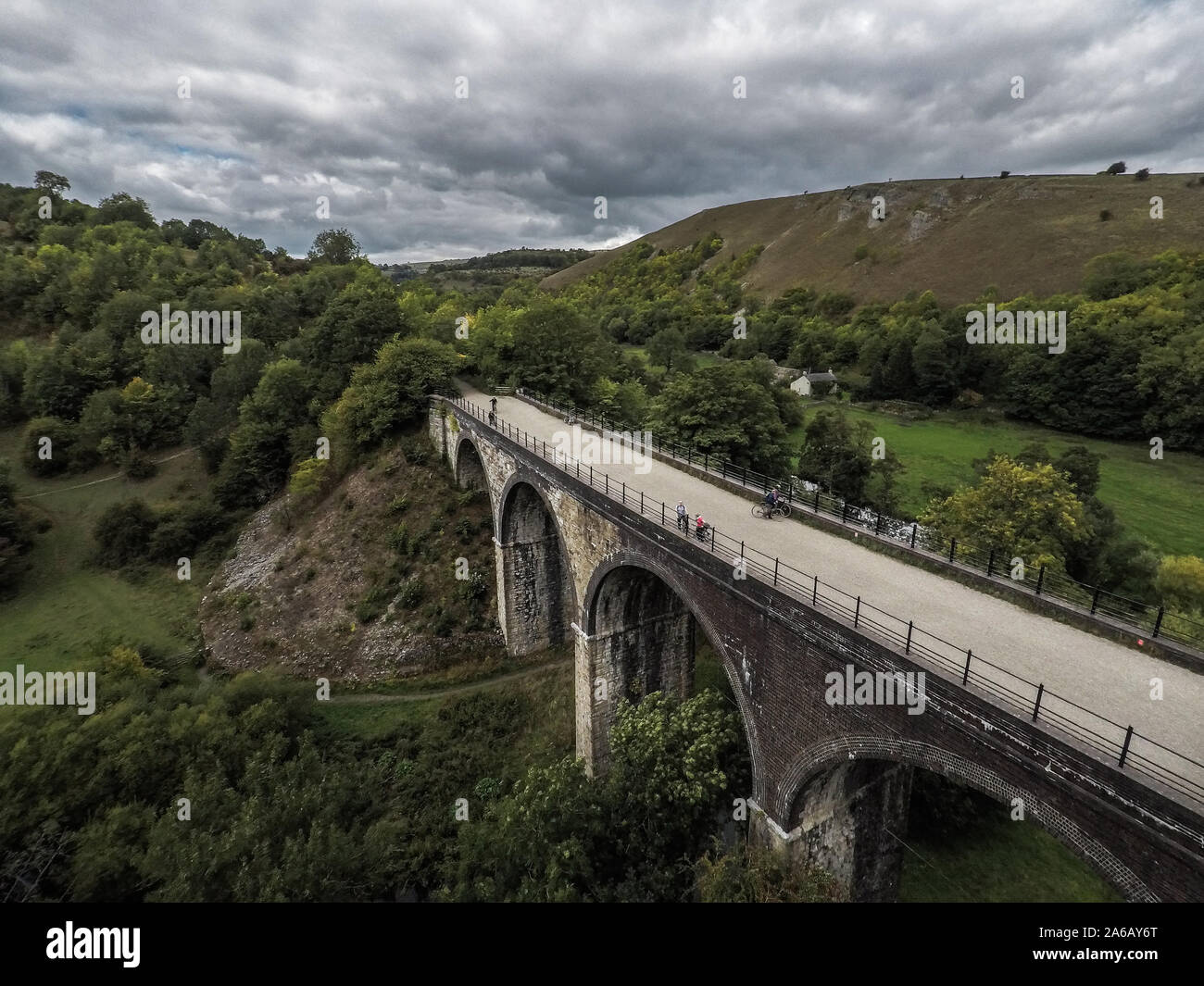 Les cyclistes et les marcheurs, randonneurs à Bakewell, vue aérienne d'une pierre tombale viaduc, pont de chemin de fer dans le parc national de Peak District en Angleterre, Bakewell, UK Banque D'Images