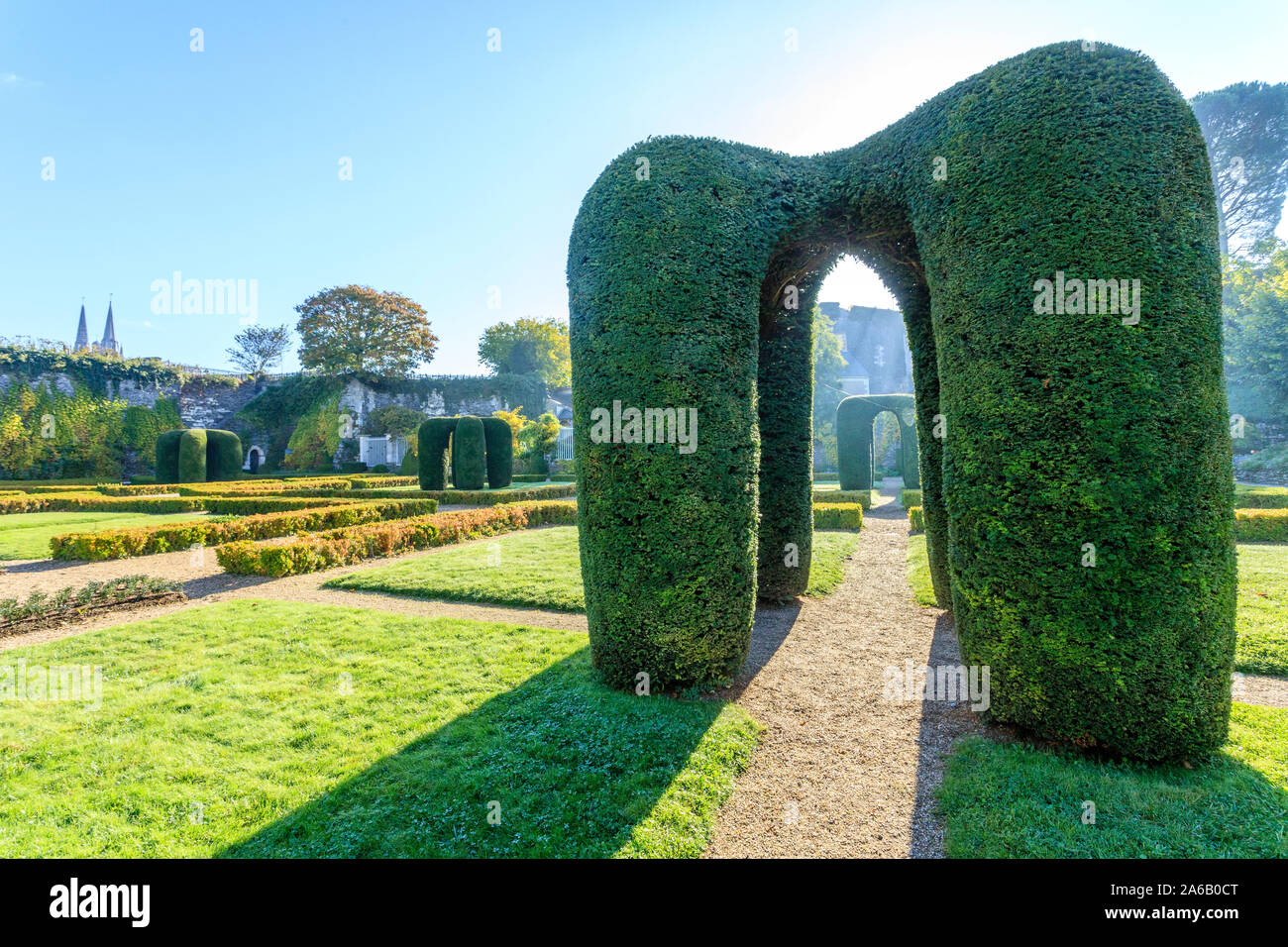 France, Maine et Loire, Angers, Château d'Angers Angers, château, dans la cour principale, le jardin régulier avec les ifs topiaires dans prune arches // Fran Banque D'Images