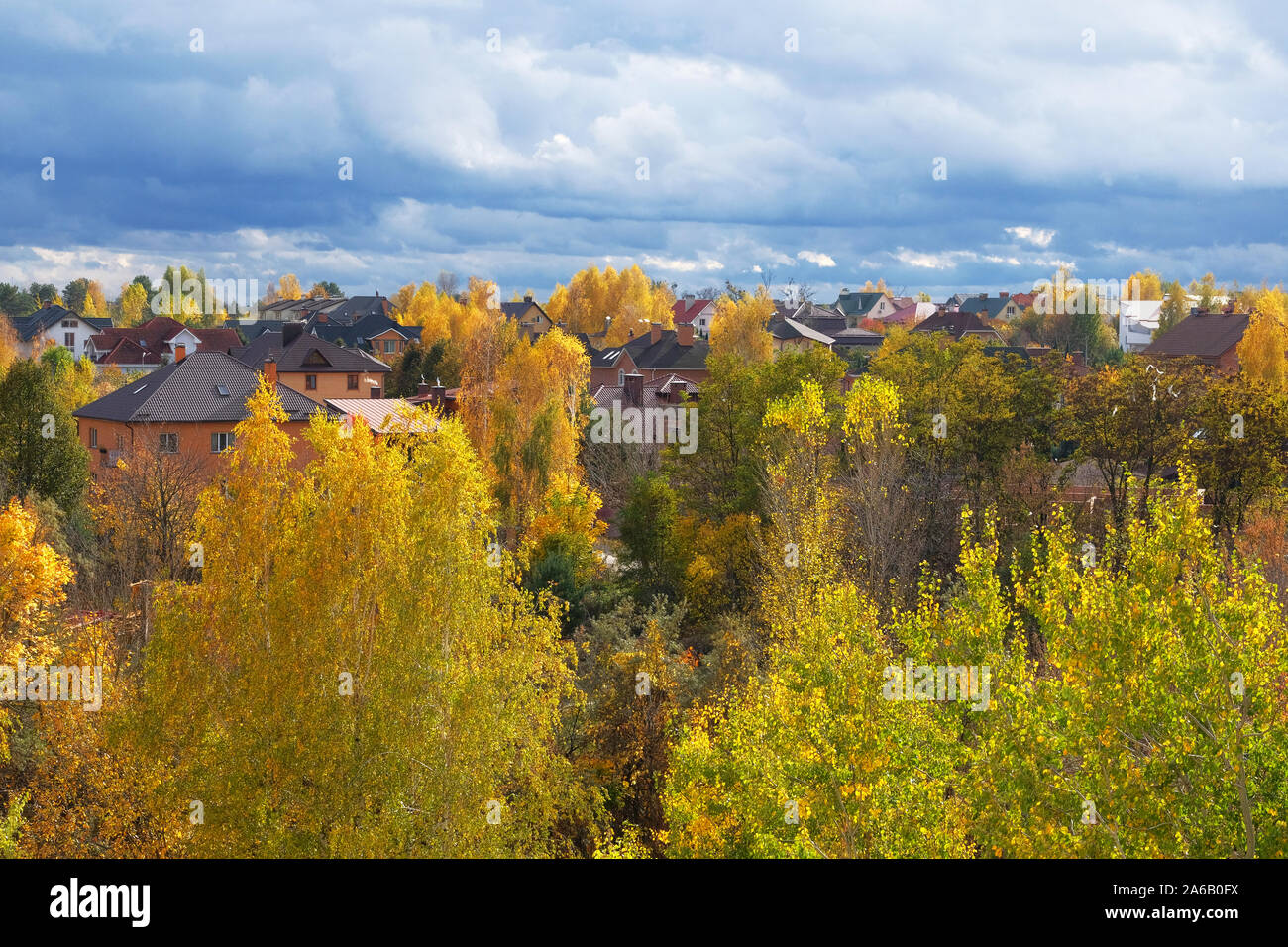 L'automne sur la périphérie de la ville. Ciel bleu avec des nuages épais. Septembre, Octobre, Novembre. Journée ensoleillée. Banque D'Images