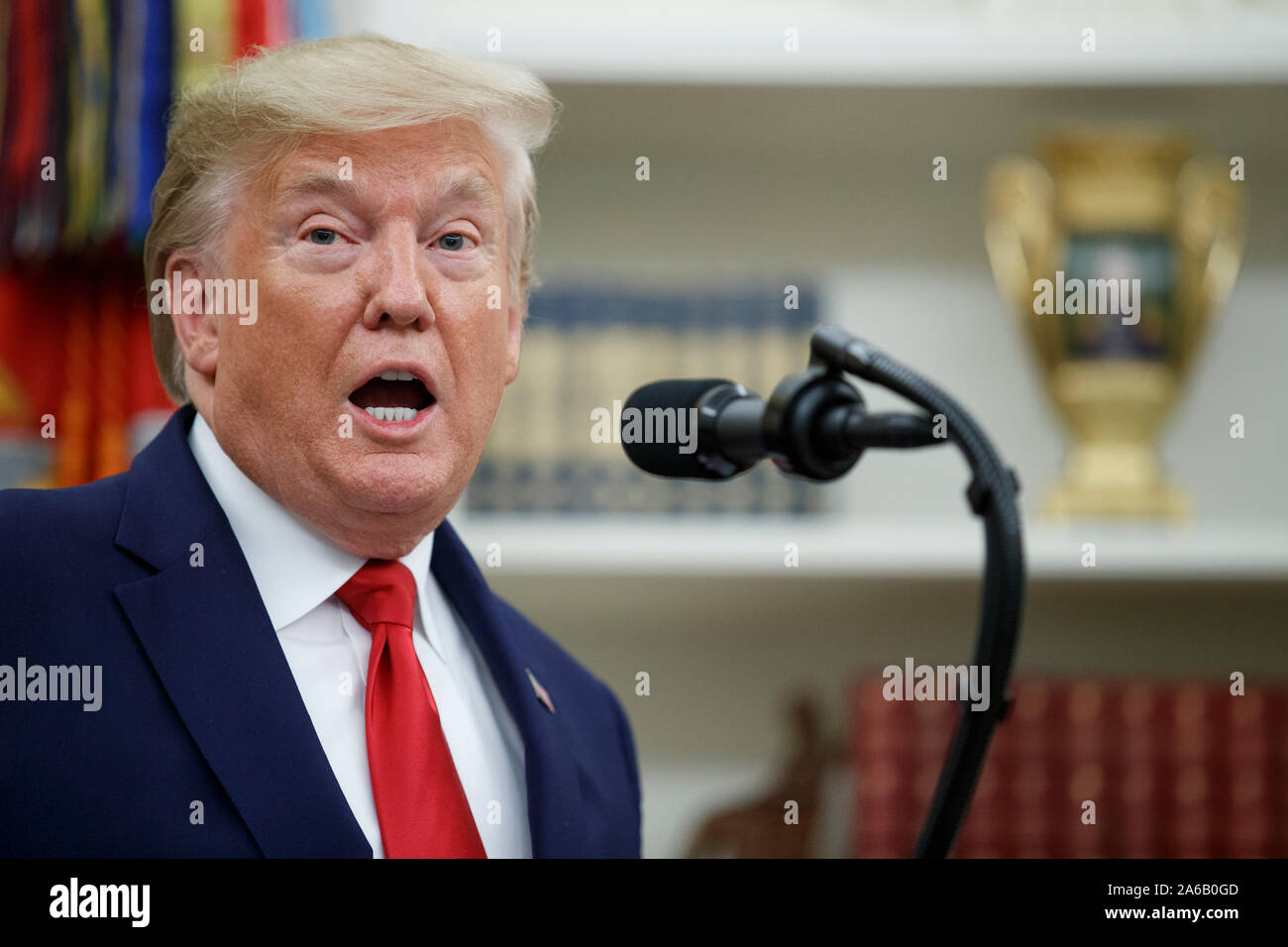 Le président américain, Donald J. Trump prononce une allocution lors d'une cérémonie de médaille présidentielle de la liberté pour le magnat américain Roger Penske Racing dans le bureau ovale de la Maison Blanche à Washington, DC, USA, 24 octobre 2019. La Médaille de la liberté est accordée par le président aux citoyens qui font une "contribution méritoire surtout à la sécurité ou aux intérêts nationaux des États-Unis, ou la paix mondiale, ou culturels ou d'autres entreprises publiques ou privées.'Crédit : Shawn Thew/piscine par CNP /MediaPunch Banque D'Images