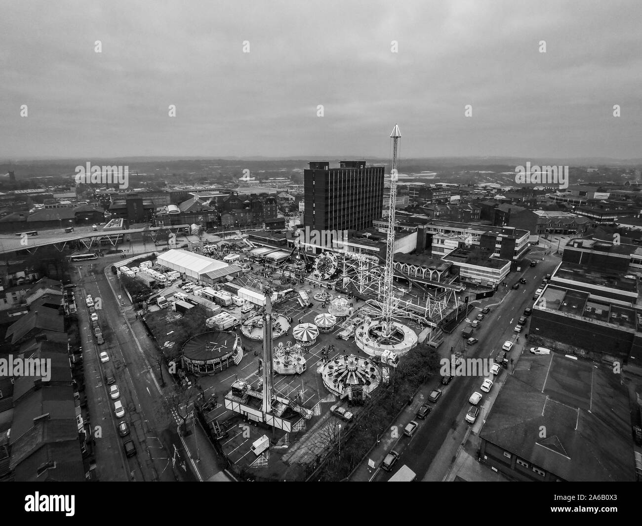 Vue aérienne, drone d'images de Winter Wonderland près du centre-ville, une fête de Noël et janvier fête foraine avec manèges et attractions Banque D'Images