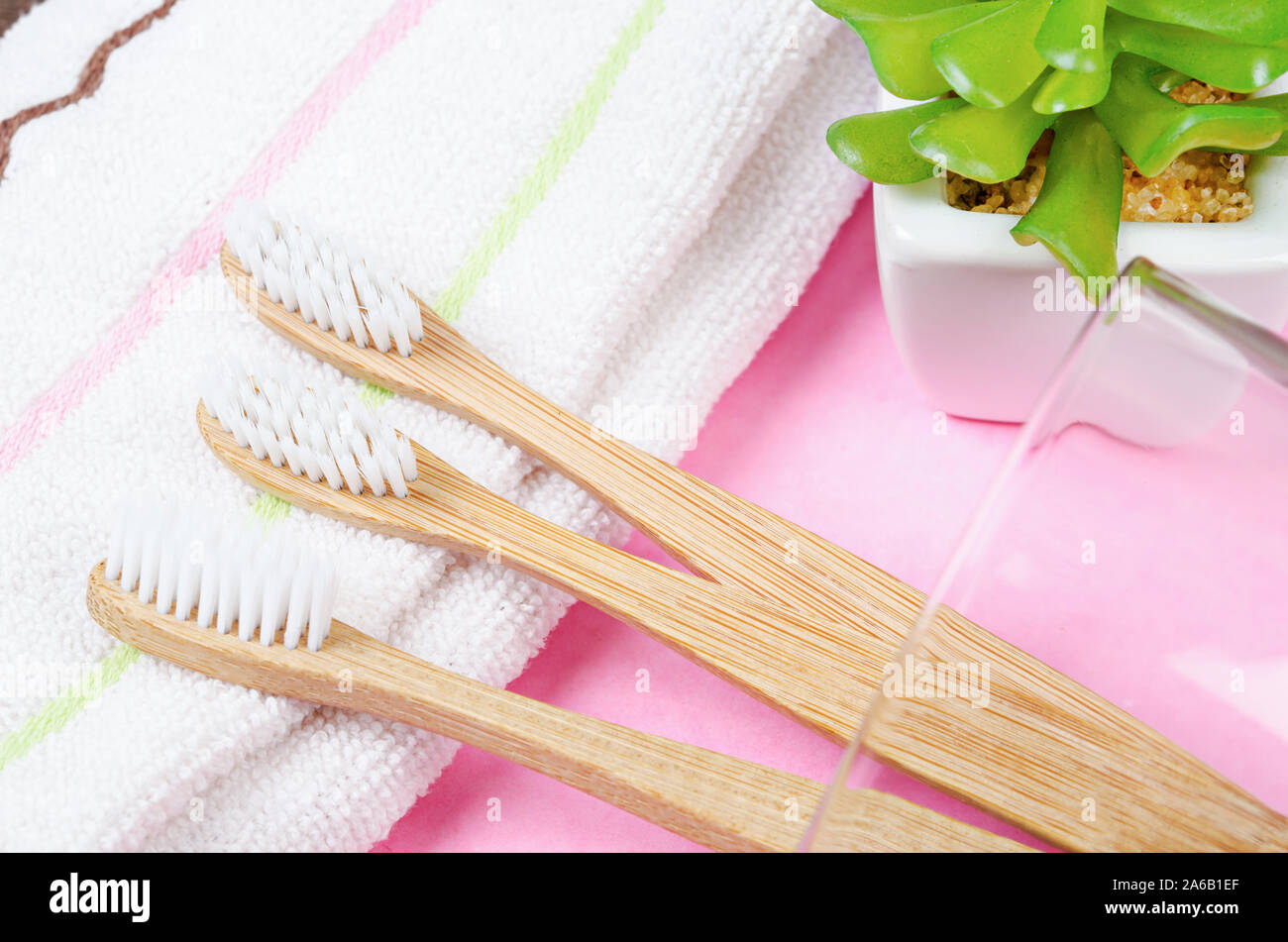 Brosses à dents en bambou en verre avec une serviette. Eco friendly concept. Banque D'Images