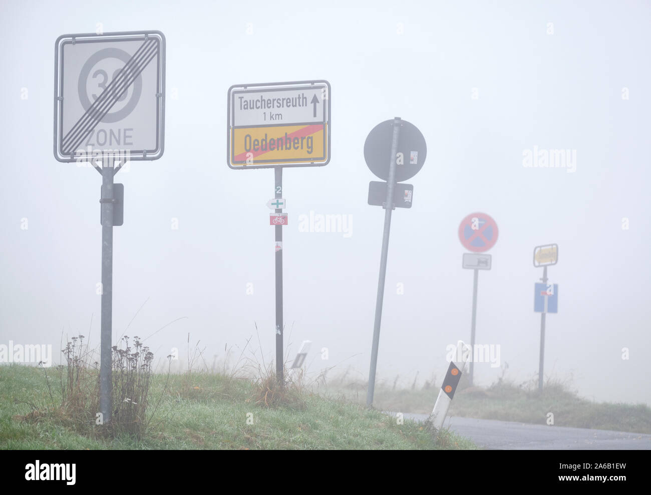 Oedenberg, Allemagne - 24 octobre 2019 : Rangée de panneaux routiers dans le brouillard d'un matin d'automne en octobre. Banque D'Images