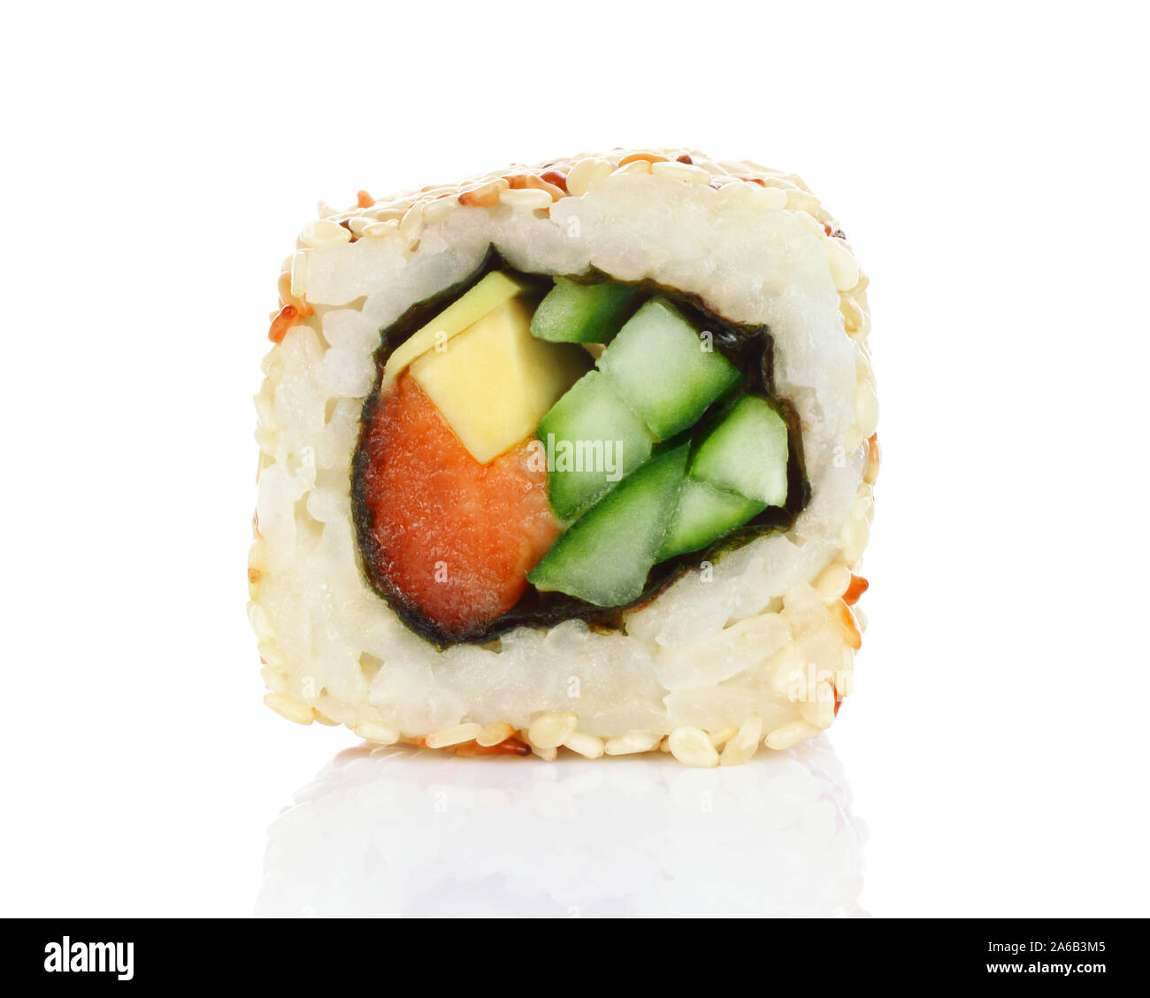 Sushi roll pièces avec du saumon, riz, avocat, concombre et nori isolé sur fond blanc. De délicieux aliments japonais Banque D'Images