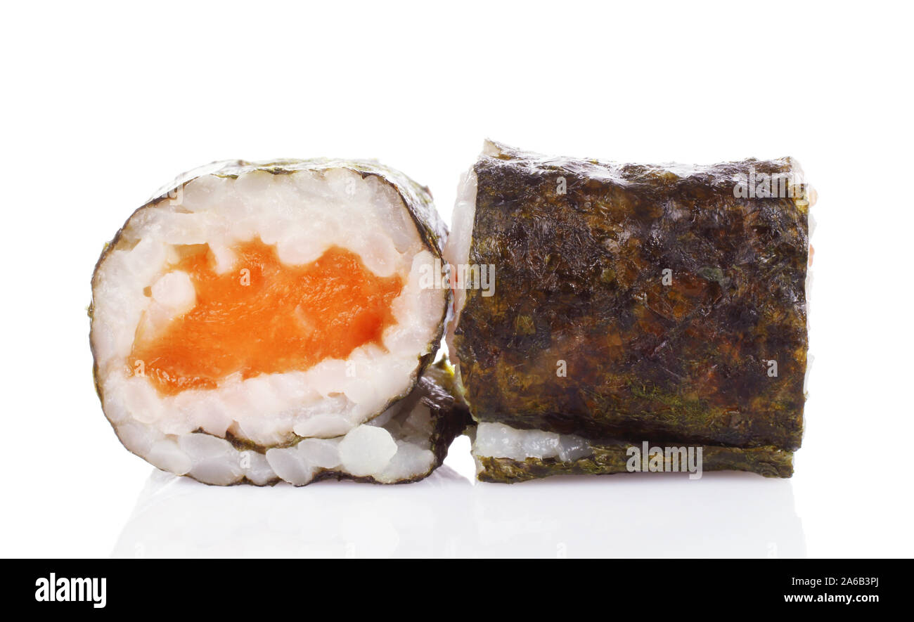 Sushi roll pièces avec du saumon, riz, avocat, concombre et nori isolé sur fond blanc. De délicieux aliments japonais Banque D'Images