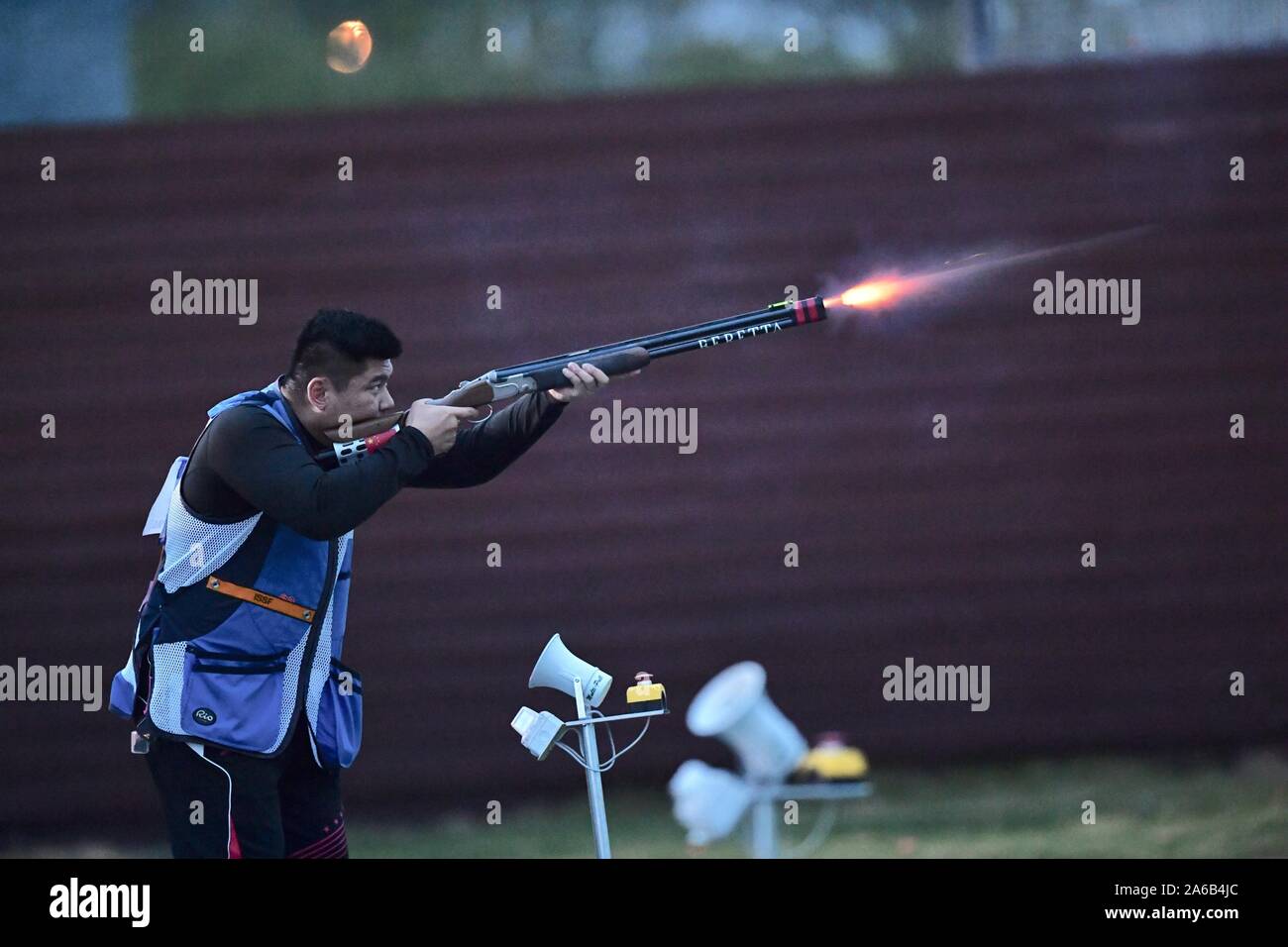 Wuhan, Chine. 25 octobre, 2019. Wang Yang, de la concurrence de la Chine lors de la finale du skeet fusil de tir à la 7e Jeux Mondiaux Militaires du CISM à Wuhan, capitale de la Chine centrale, le 25 octobre 2019. Credit : Jiang Kehong/Xinhua/Alamy Live News Banque D'Images