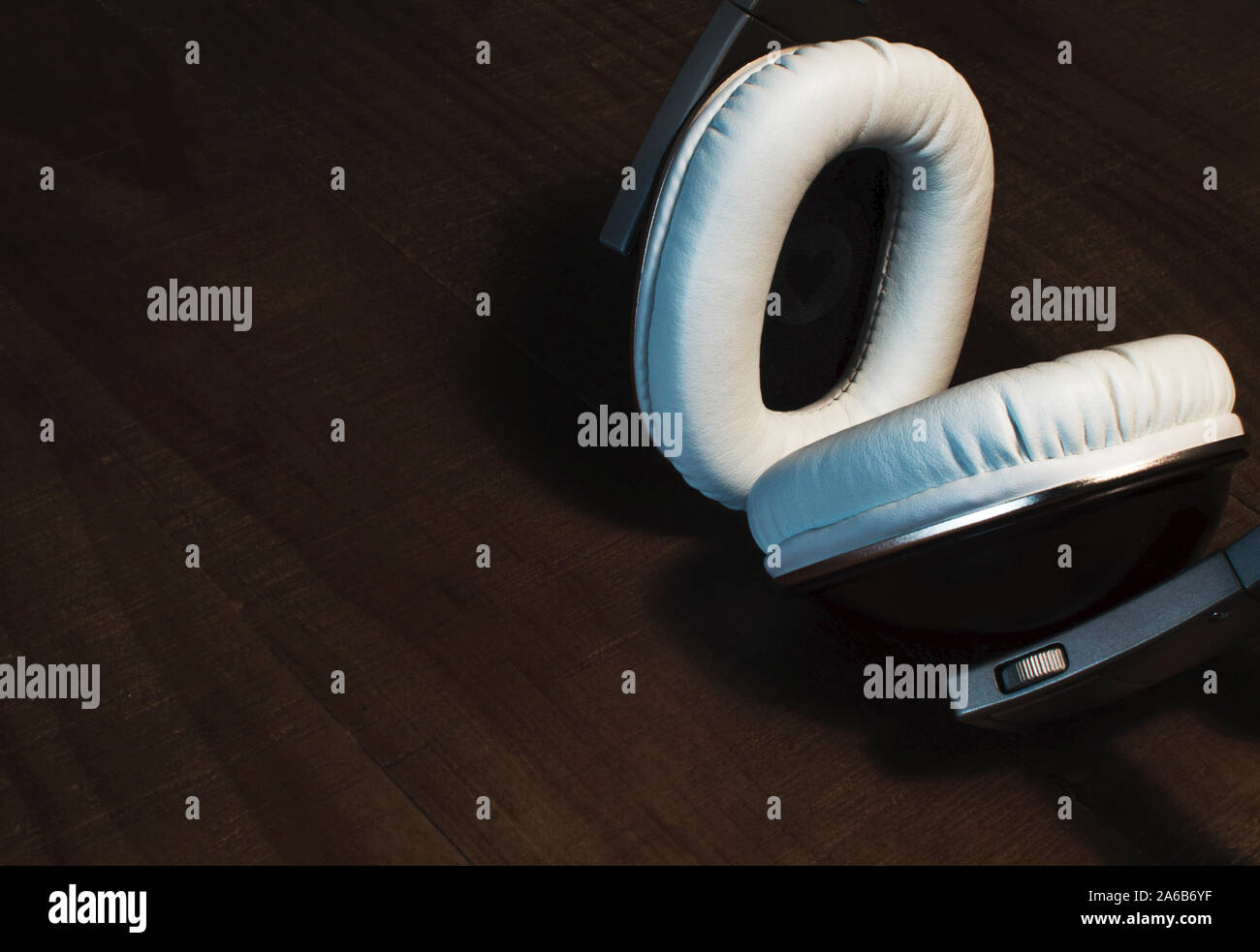 Casque isolé sur une table en bois. Fond sombre. Les amateurs de musique. Copier l'espace. Banque D'Images