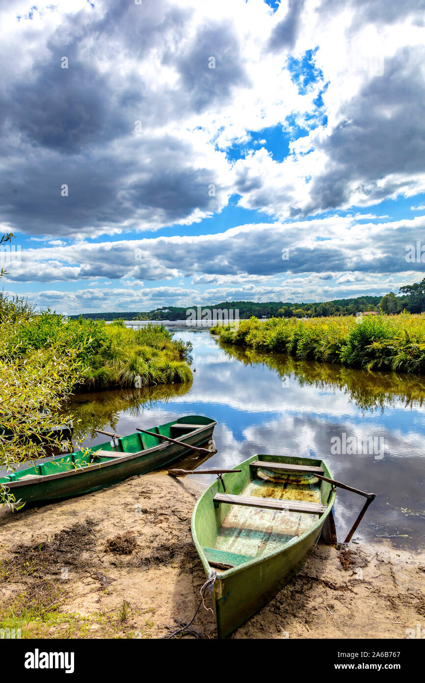 Seignosse, Landes, France - 06 septembre 2019 - Vue de bateaux dans l'avant de l'Étang Hardy Banque D'Images