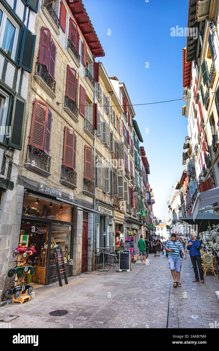 Bayonne, France - 06 septembre 2019 - Vue de restaurants sur une rue commerçante de la ville de Bayonne. Banque D'Images