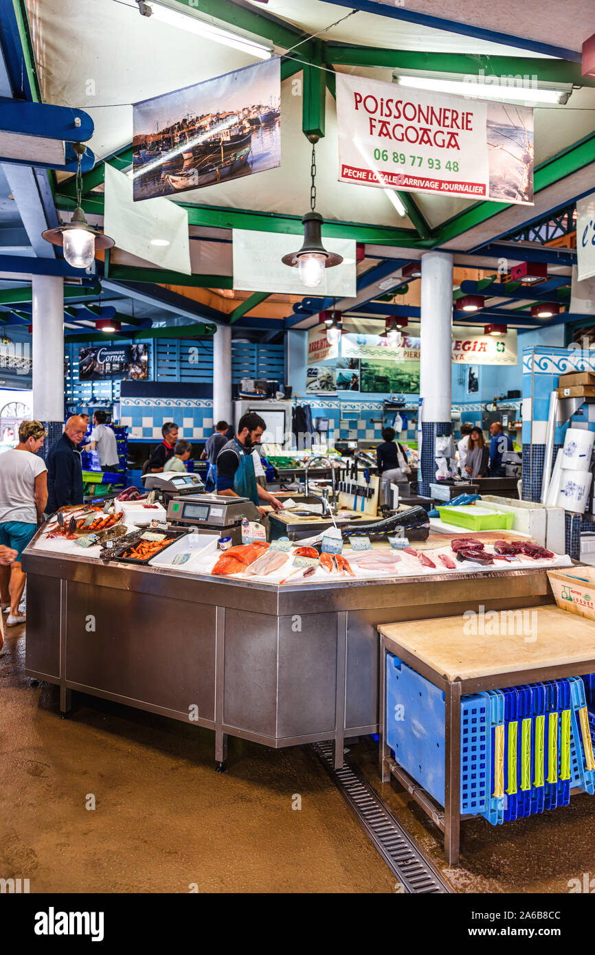 Saint Jean de Luz, France - 08 septembre 2019 - Vue de l'étal d'un vendeur  de poisson à la halle Photo Stock - Alamy