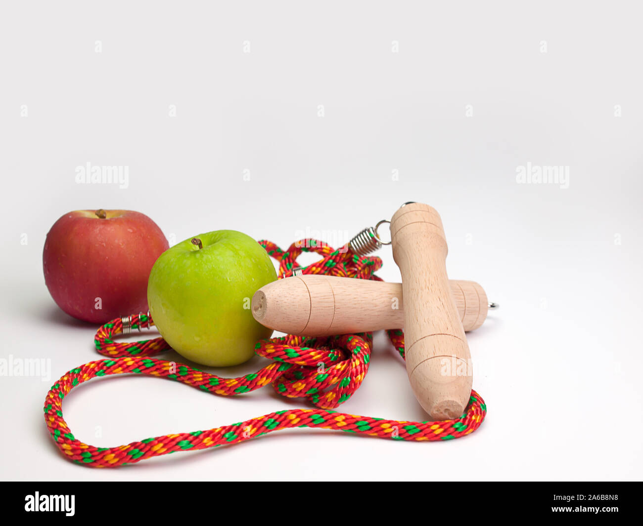 Concept de remise en forme avec la corde à sauter et fruits frais Banque D'Images