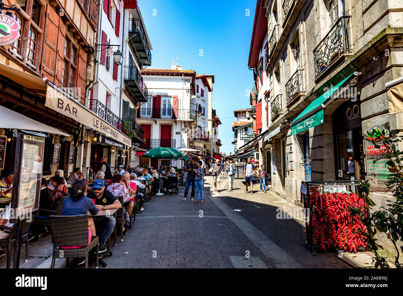 Saint Jean de Luz, France - 08 septembre 2019 - Vue d'une rue commerçante dans le village Banque D'Images