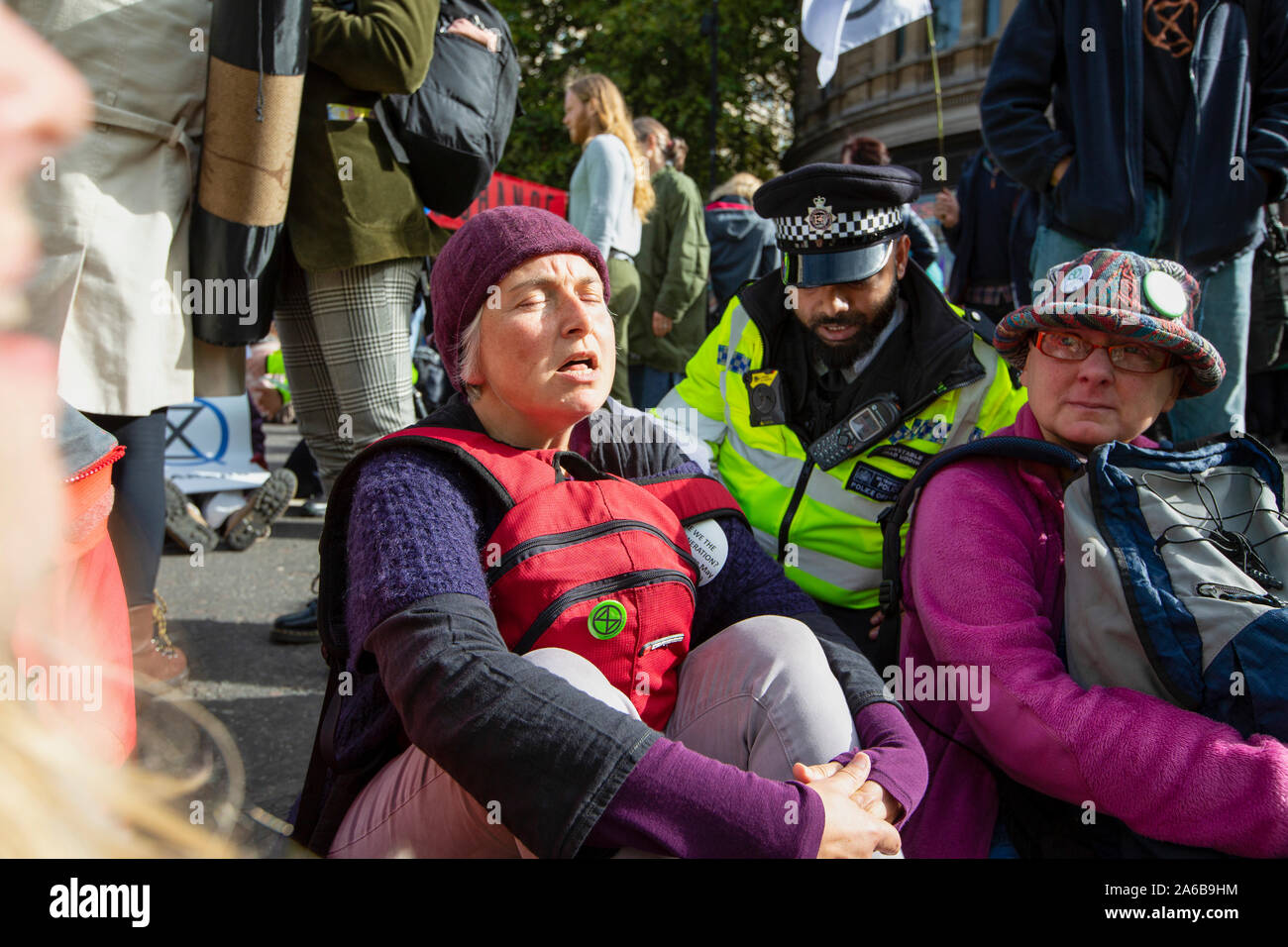Londres, 10 octobre 2019, l'extinction et l'occupation de démonstration rébellion Trafalgar Square. Dans la Police de foule occupant la route, à procéder à des arrestations. Banque D'Images