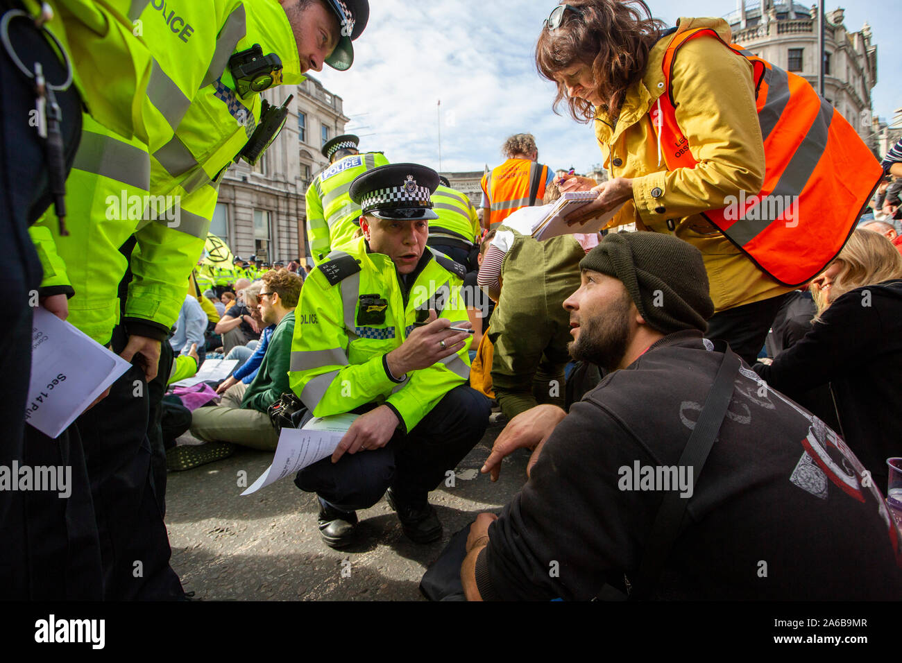 Londres, 10 octobre 2019, l'extinction et l'occupation de démonstration rébellion Trafalgar Square. Dans la Police de foule occupant la route, à procéder à des arrestations. Banque D'Images