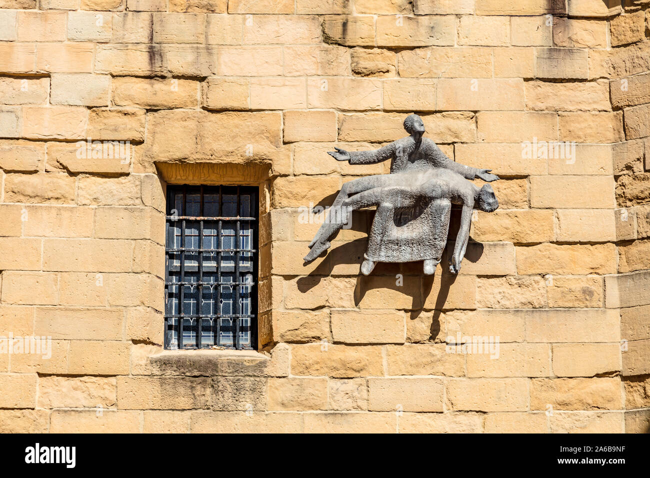 San Sebastian, Espagne - 07 septembre 2019 - Sculpture de José Ramon Anda sur la façade de l'église de San Vicente Banque D'Images