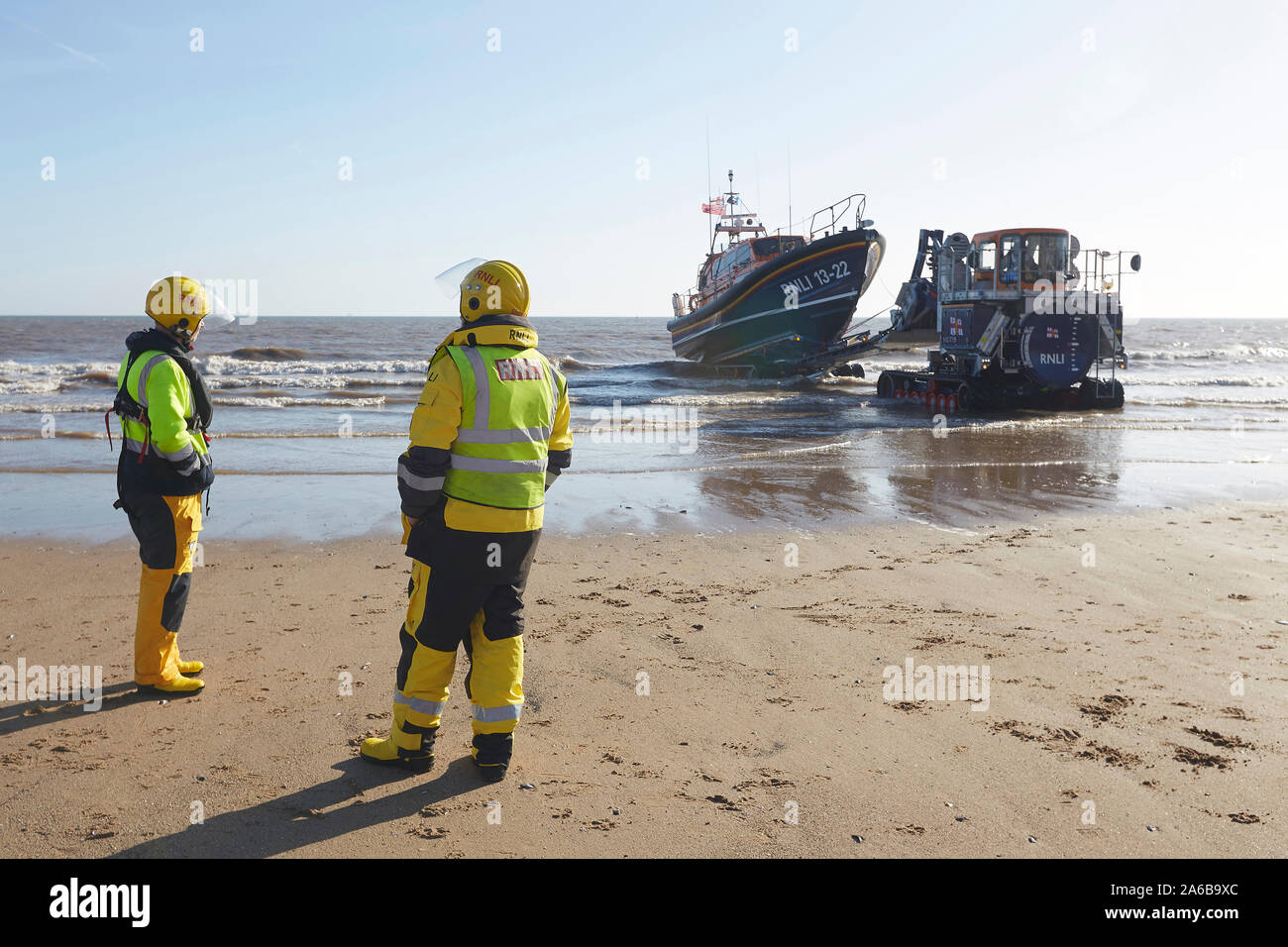 De sauvetage de la RNLI 13-22 lancement sur Bridlington's South Beach, East Yorkshire, UK, avec l'aide de volontaire des mécaniciens de marine. Banque D'Images