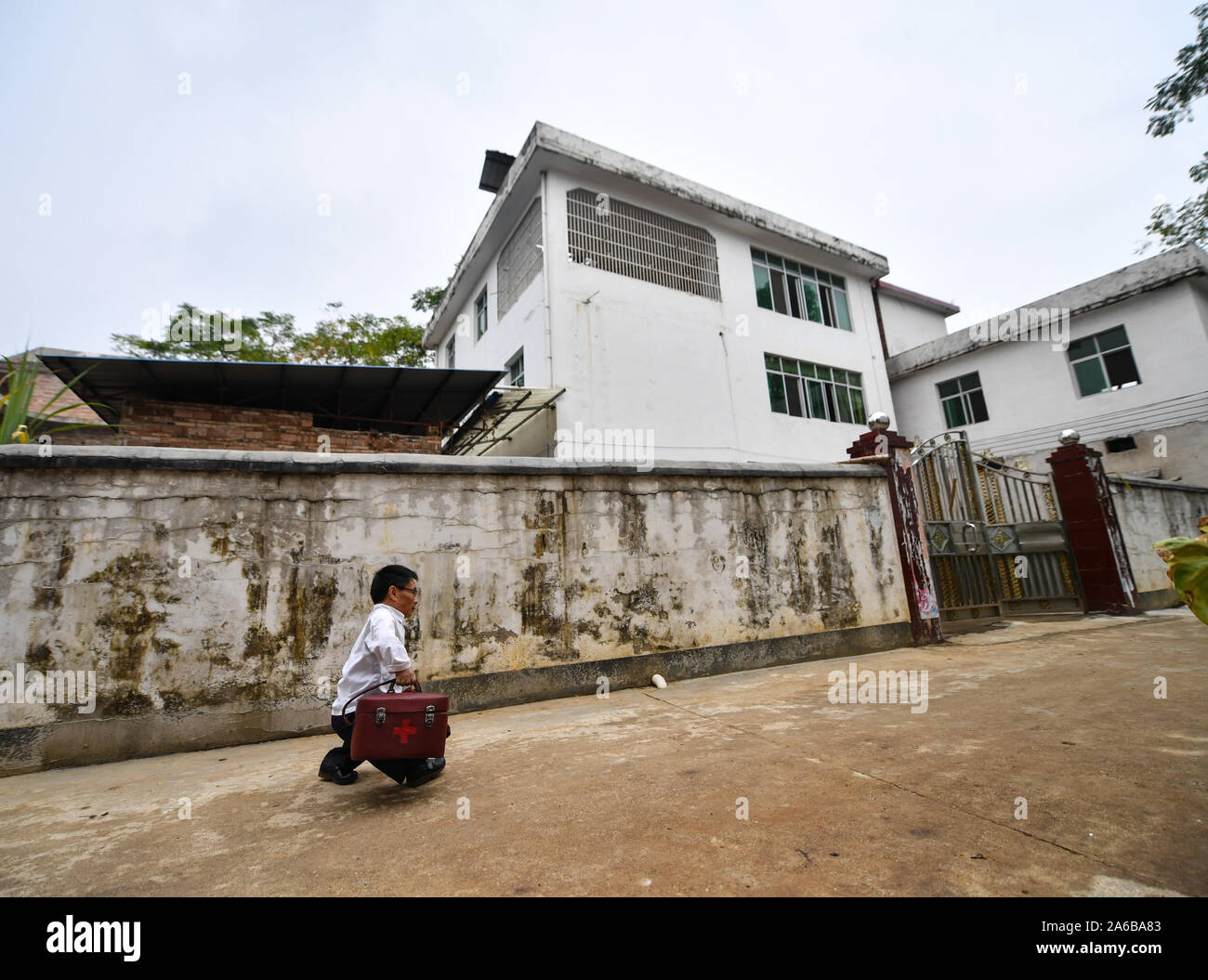 (191025) -- NANCHANG, 25 octobre 2019 (Xinhua) -- Xiao Jiulin est sur sa façon de payer une visite à domicile au village de Yangang Duanwu Canton de comté, de l'Est Chine Shouke Business District administratif de la province, le 24 octobre 2019. Le 55-year-old Xiao Jiulin est un médecin rural à l'est village chinois. Quand il avait trois ans, Xiao a été physiquement handicapés en raison d'une maladie, qui a finalement conduit à sa hauteur seulement en gardant à 90 cm. La stature courte provoque des troubles dans la vie de tous les Xiao, mais également à l'origine qu'il aspire à être un médecin, qui peuvent aider les patients exempts de maladies. En 1989, lorsqu'un diplômé d'une école de médecine locale Banque D'Images