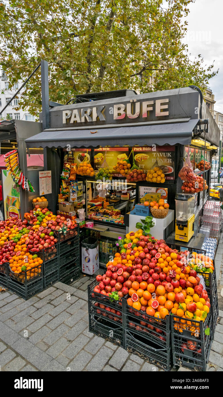 ISTANBUL Turquie PARK BUFE étal de fruits frais avec des oranges et de grenadiers Banque D'Images