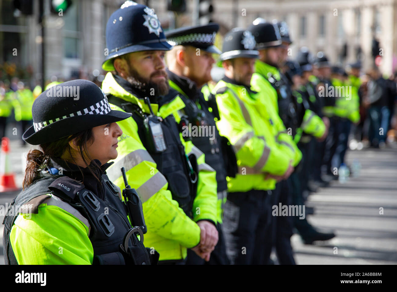 Londres, 10 octobre 2019, la Police de bloquer l'accès à Whiehall au cours de l'extinction de la démonstration de la rébellion et de l'occupation de Trafalgar Square. Banque D'Images