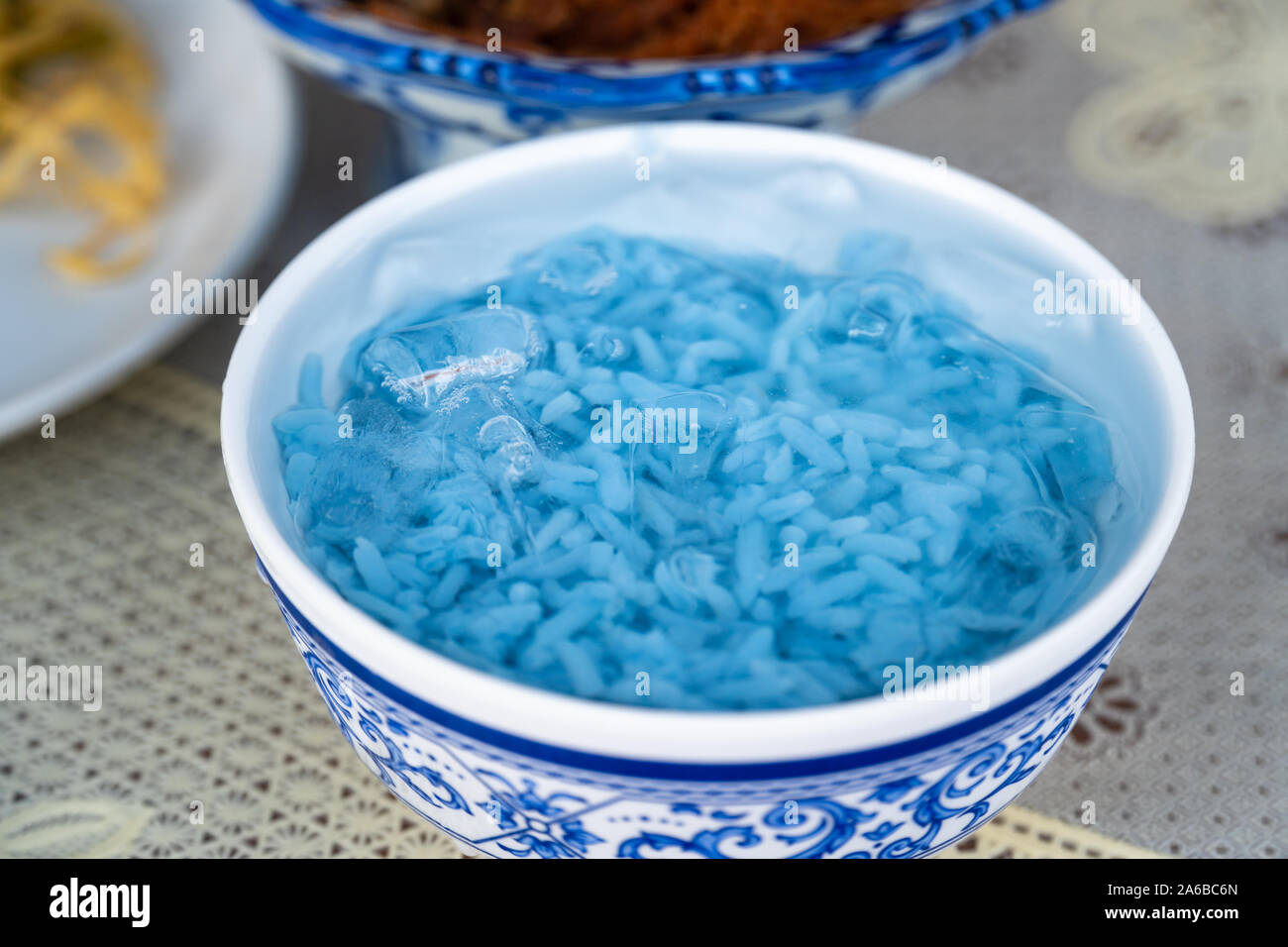 Khao Chae est un nom de l'aliment.avec riz poli à tremper dans l'eau froide qui est souvent barracuda.'Khao Chae' est un délicieux menu de refroidir de mon cultur Banque D'Images