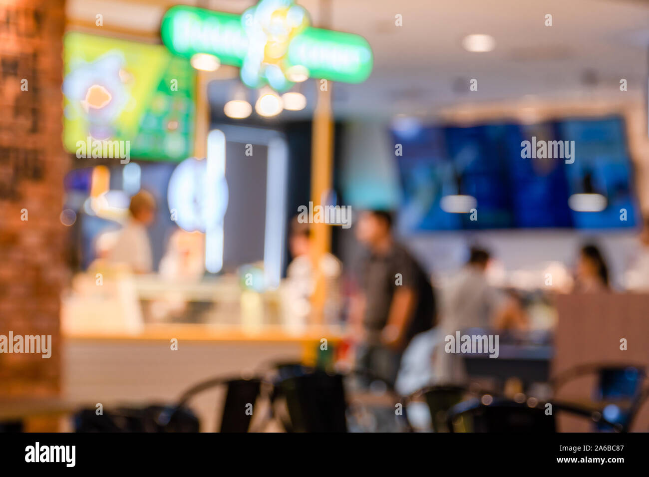 Image floue d'un fast-food, également connu sous le nom d'un restaurant à service rapide au sein de l'aéroport. Banque D'Images