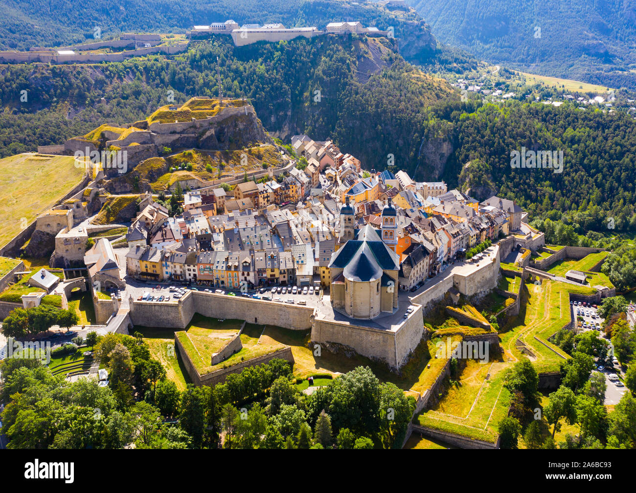 Vue aérienne de la ville fortifiée de Briançon, surplombant l'ancienne forteresse sur une colline et deux beffrois de parish church Banque D'Images