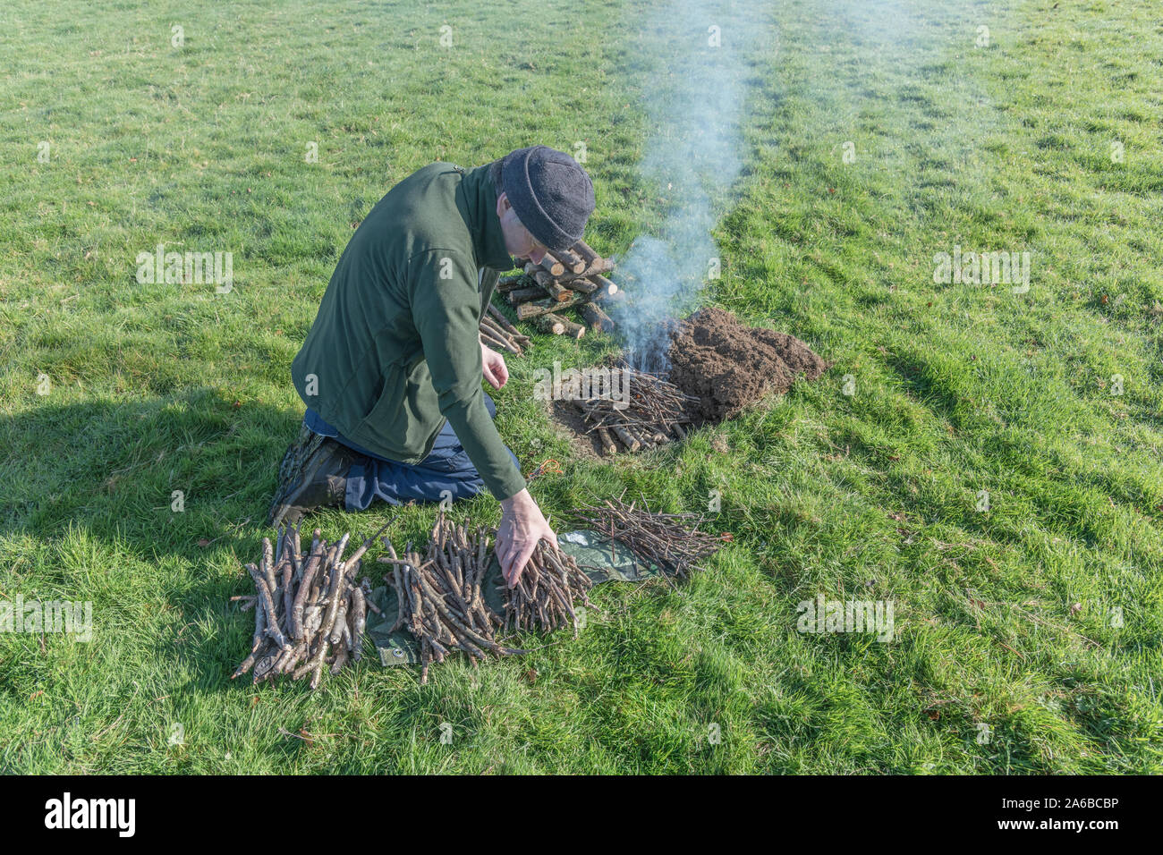 Série séquentielle de feu de survie de bâtiment et d'éclairage ou feu de camp. Incendie d'urgence, préparation, compétences de survie, fosse à feu. Voir les NOTES explicatives. Banque D'Images