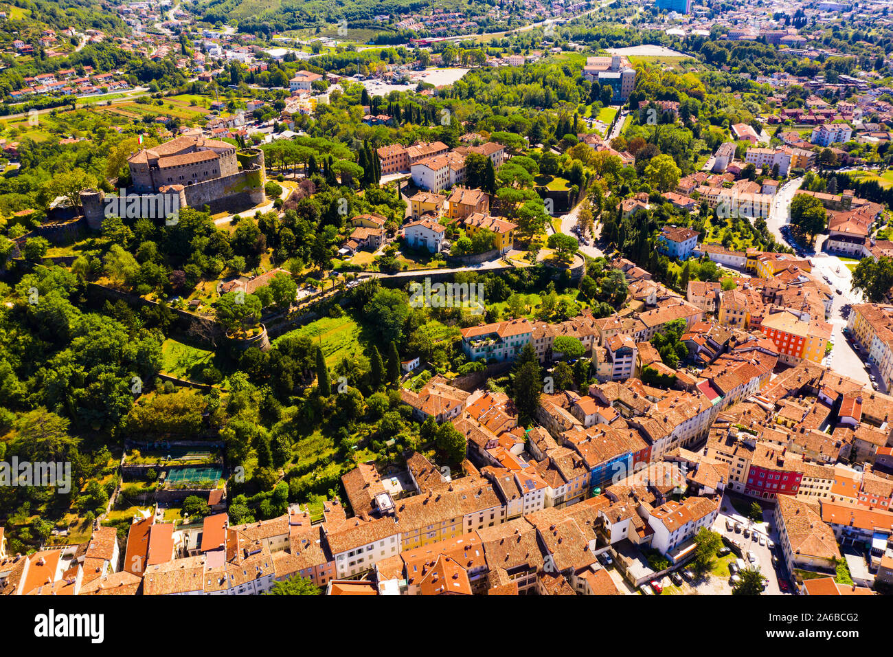 Vue aérienne de la ville de Gorizia, surplombant l'ancienne forteresse sur haut sur la colline dans la ville ensoleillée journée d'automne, Italie Banque D'Images