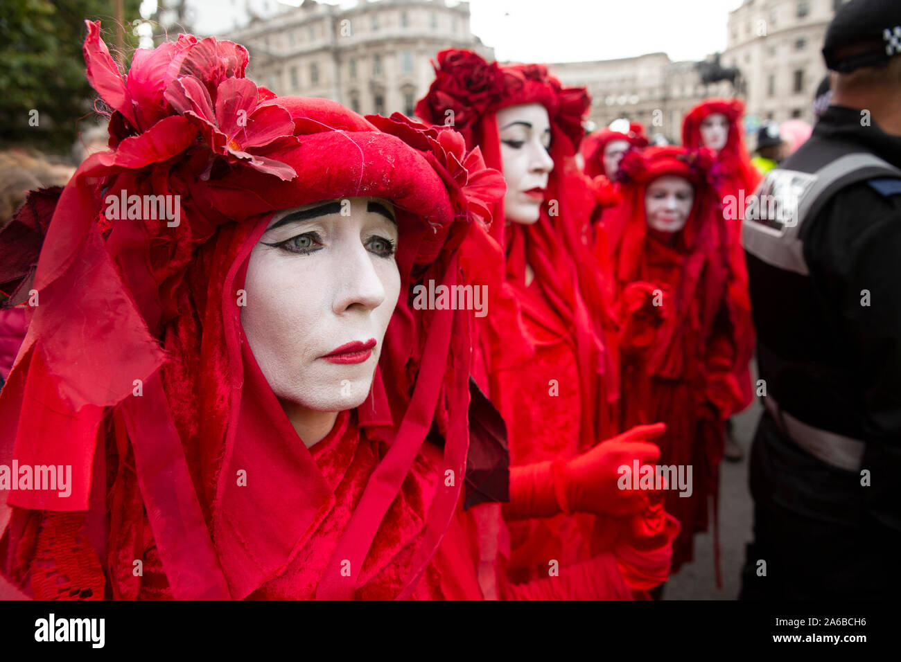 Londres, 10 octobre 2019, l'extinction en costumes rouge groupe rébellion police surround préparation de l'arrestation qui acivists ont enfermés pour une structure en bois dans la route à côté de Trafalgar Square. Banque D'Images